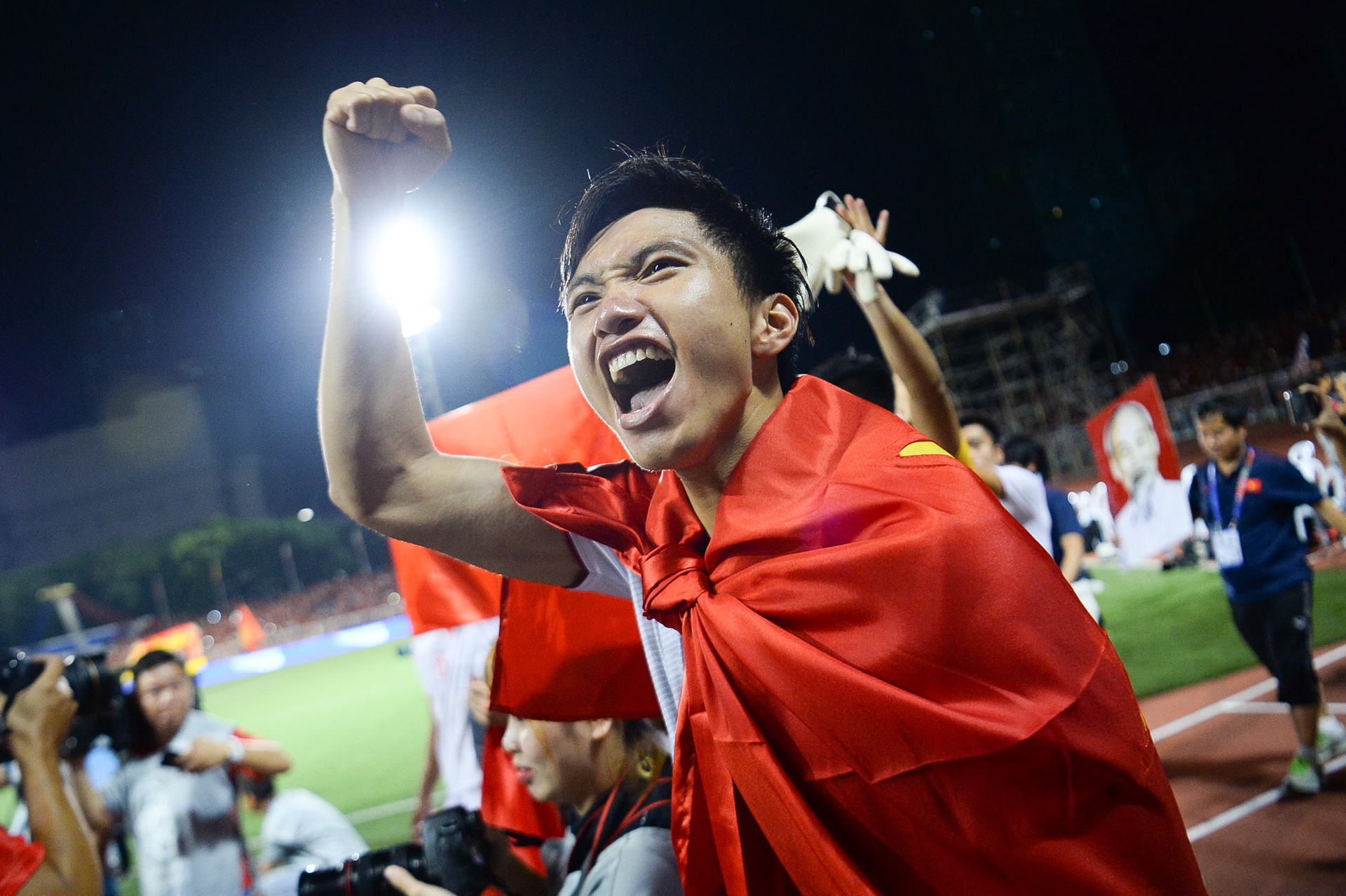 Khoanh khac lich su cua bong da Viet lan dau cham tay vao cup vang anh 9