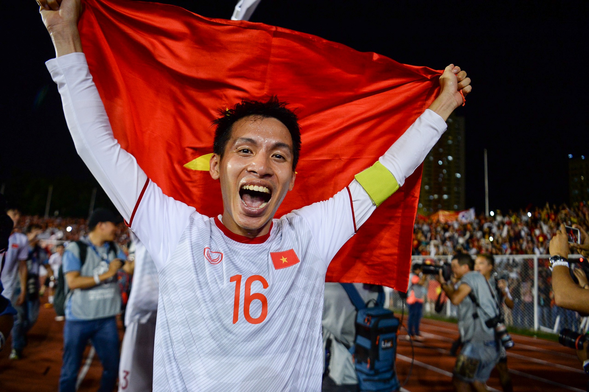 Khoanh khac lich su cua bong da Viet lan dau cham tay vao cup vang anh 10