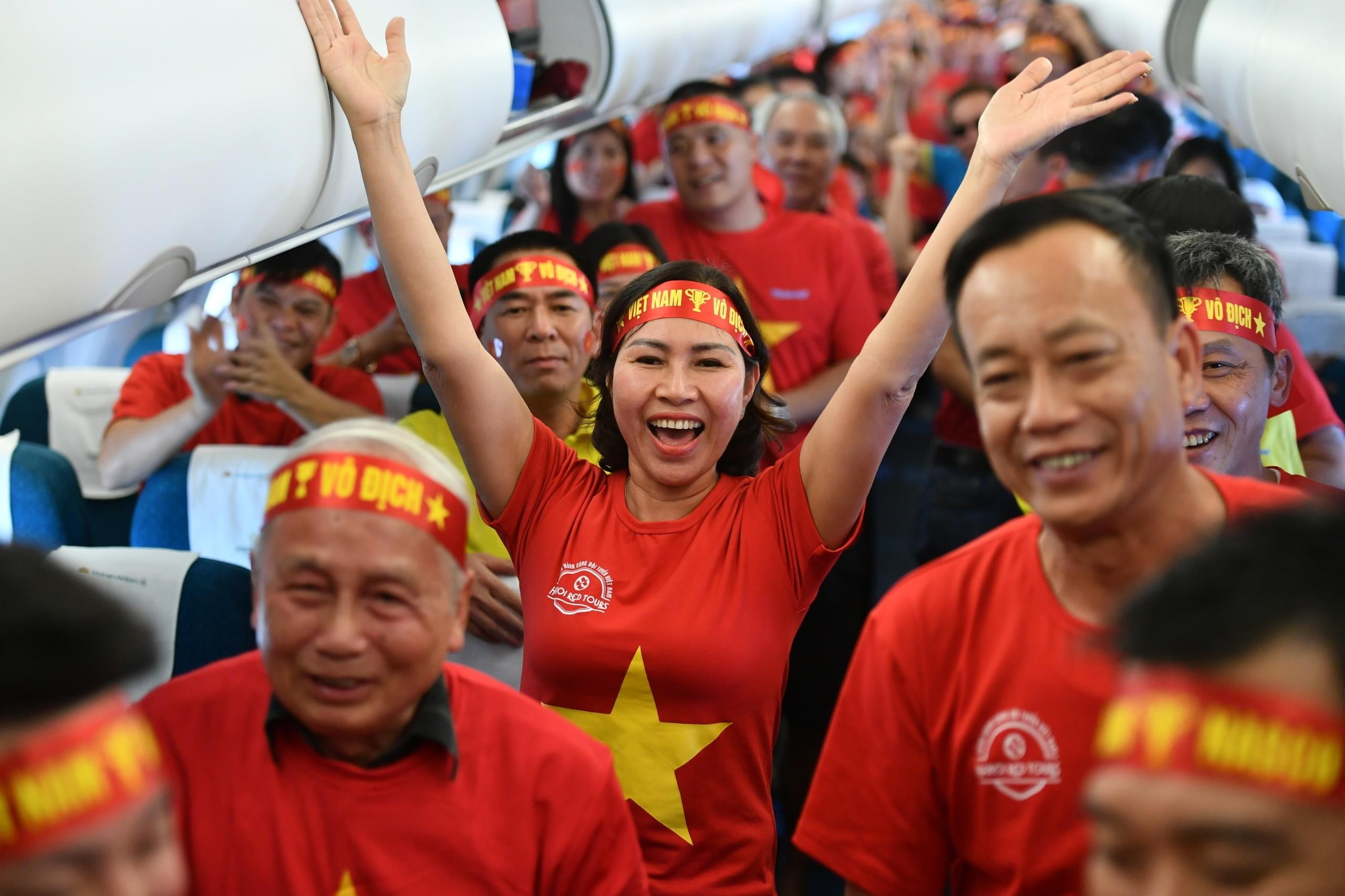 CDV hat quoc ca tren may bay khi len duong co vu U22 Viet Nam hinh anh