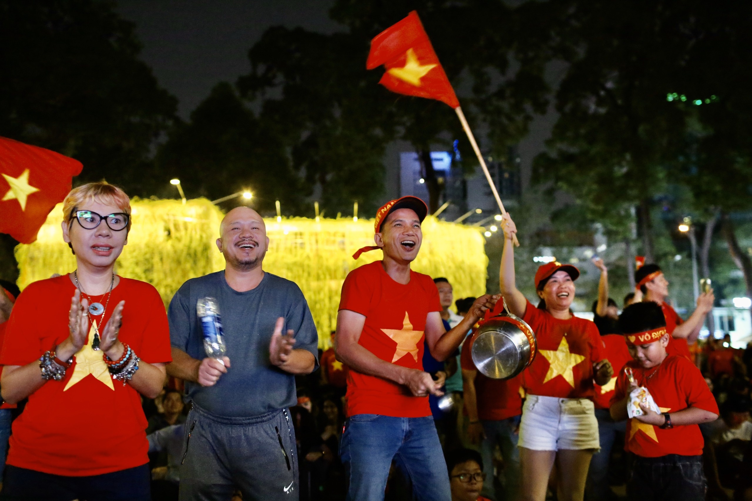 Nguoi Sai Gon xem chung ket bong da o pho di bo anh 13