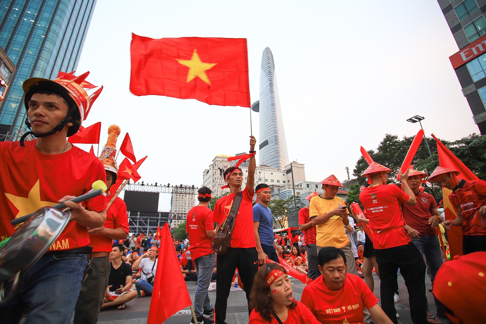 Nguoi Sai Gon xem chung ket bong da o pho di bo anh 1