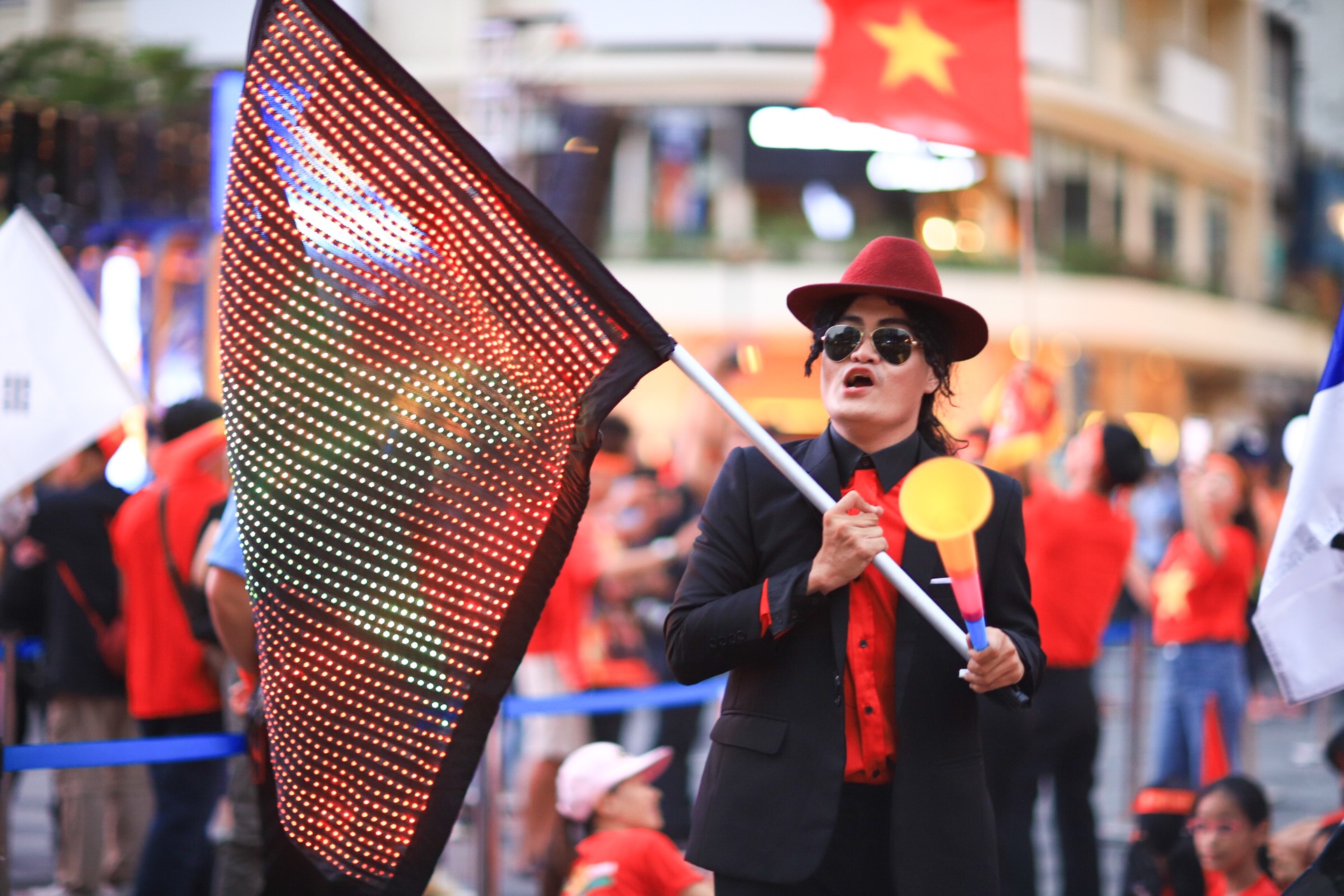 Nguoi Sai Gon xem chung ket bong da o pho di bo anh 2