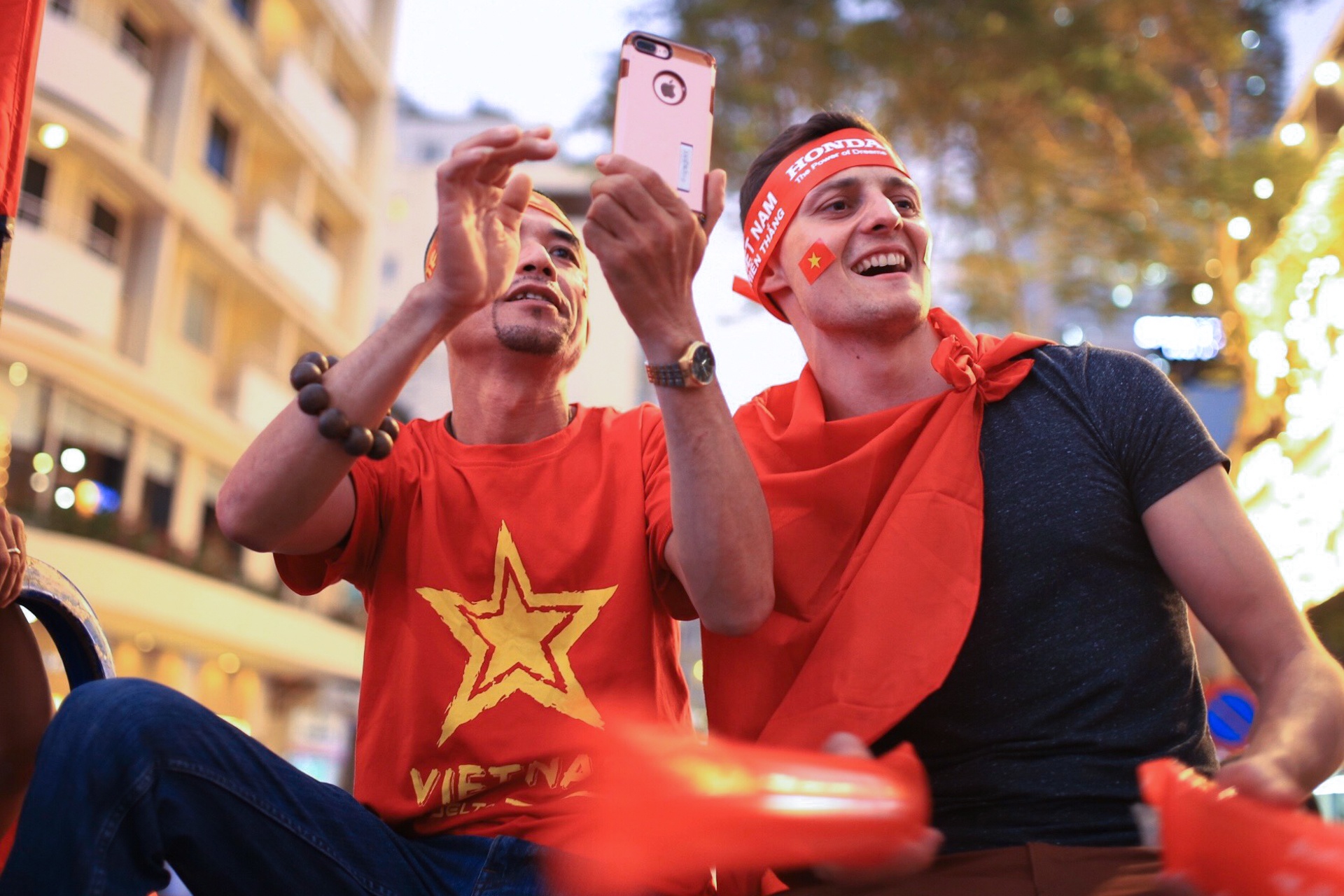 Nguoi Sai Gon xem chung ket bong da o pho di bo anh 4