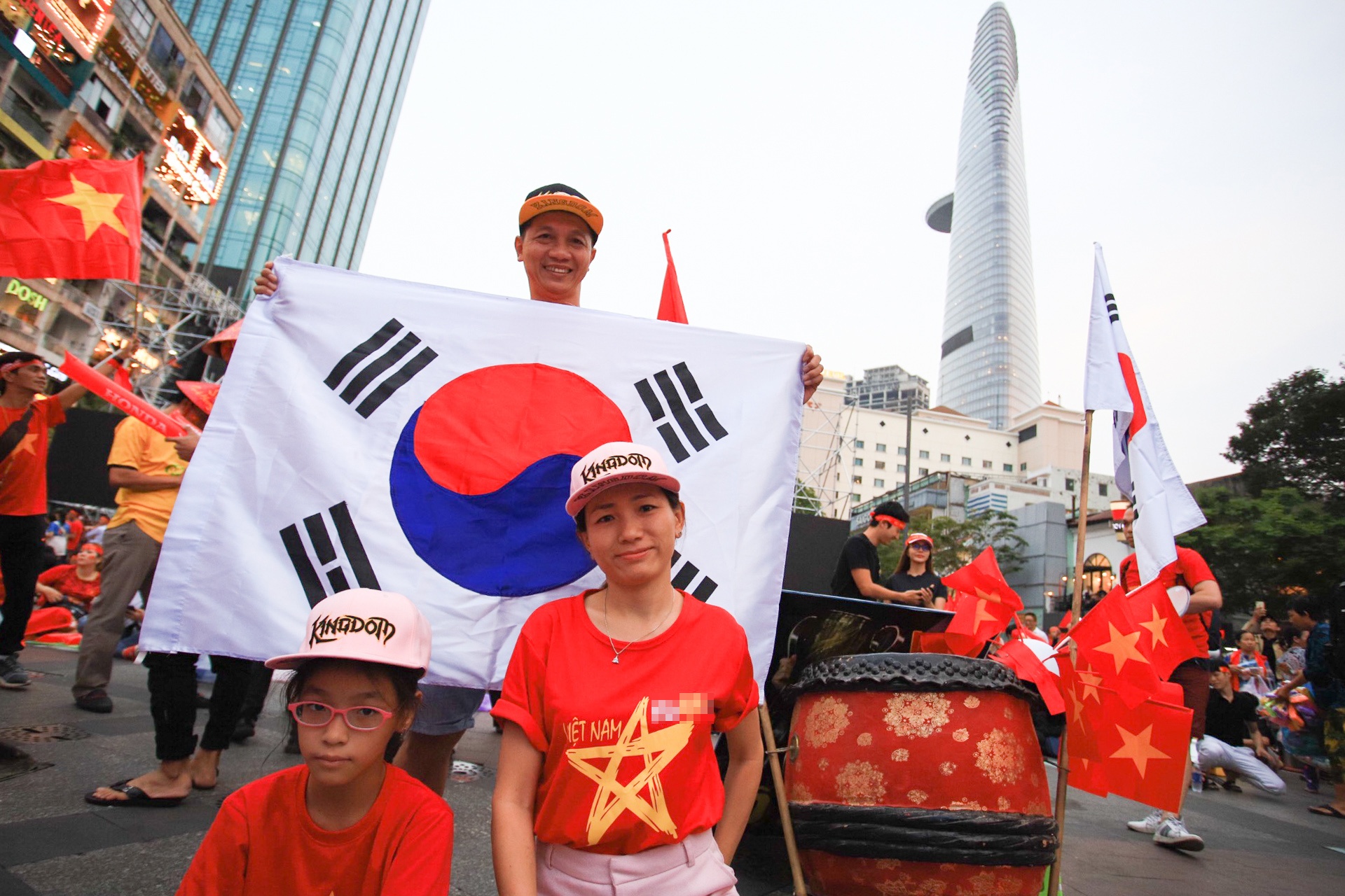 Nguoi Sai Gon xem chung ket bong da o pho di bo anh 5