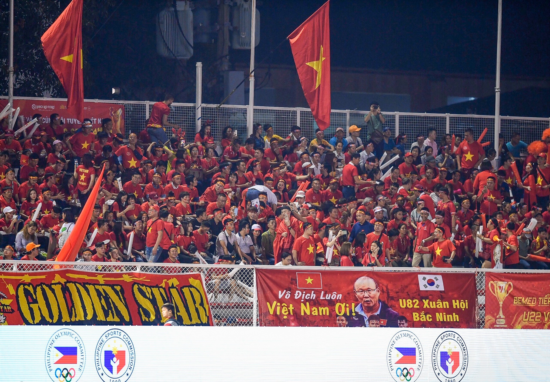 Sân Rizal Memorial tràn ngập sắc đỏ của CĐV Việt Nam ảnh 1 San Rizal Memorial tran ngap sac do cua CDV Viet Nam anh 1