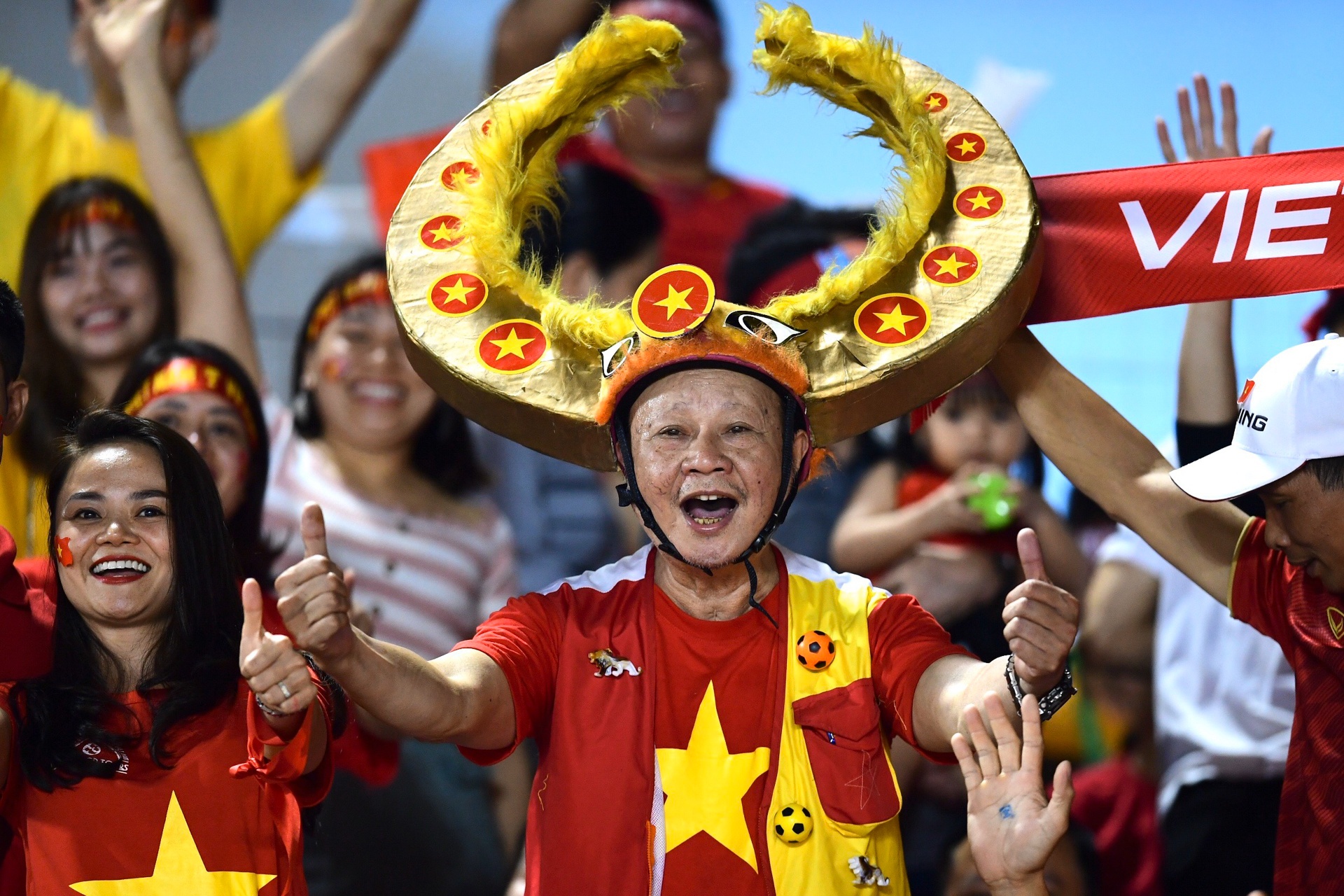 Sân Rizal Memorial tràn ngập sắc đỏ của CĐV Việt Nam ảnh 3 San Rizal Memorial tran ngap sac do cua CDV Viet Nam anh 3