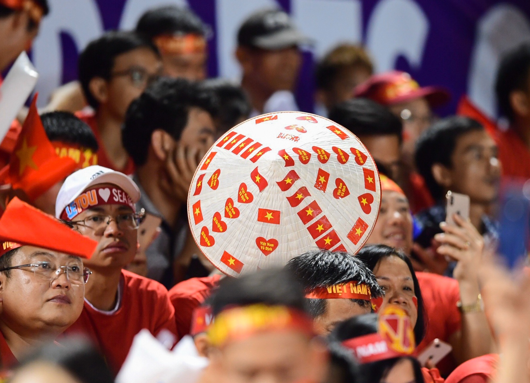 Sân Rizal Memorial tràn ngập sắc đỏ của CĐV Việt Nam ảnh 4 San Rizal Memorial tran ngap sac do cua CDV Viet Nam anh 4