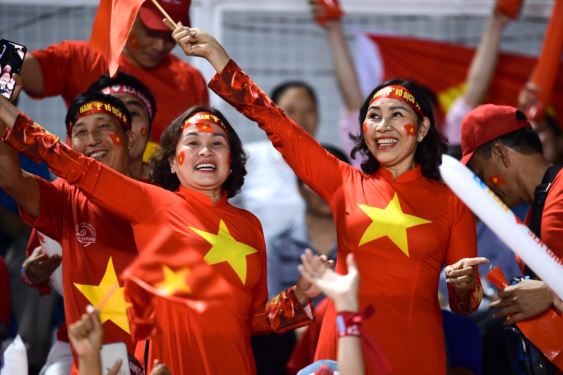 Sân Rizal Memorial tràn ngập sắc đỏ của CĐV Việt Nam ảnh 5 San Rizal Memorial tran ngap sac do cua CDV Viet Nam anh 5