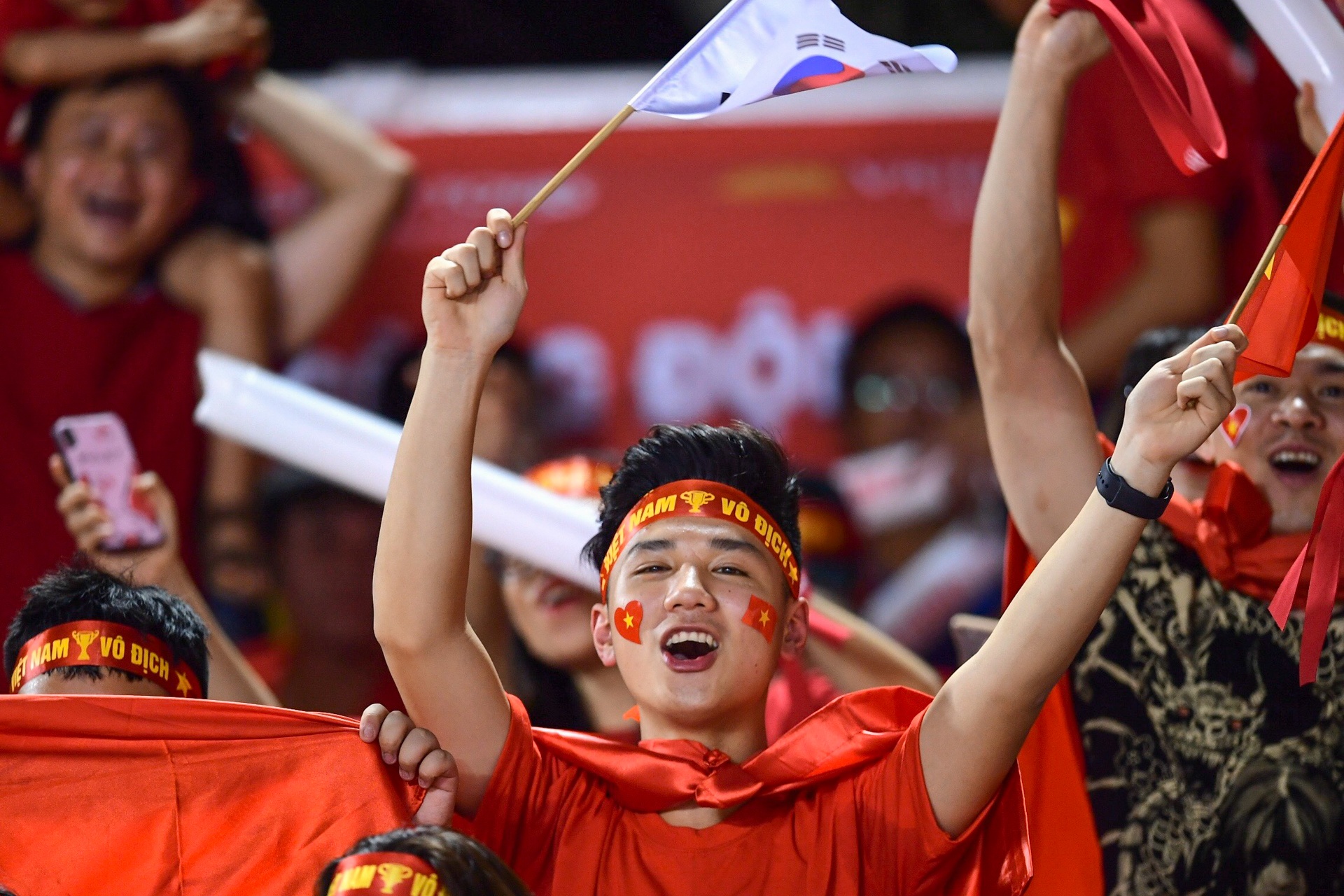 Sân Rizal Memorial tràn ngập sắc đỏ của CĐV Việt Nam ảnh 8 San Rizal Memorial tran ngap sac do cua CDV Viet Nam anh 8