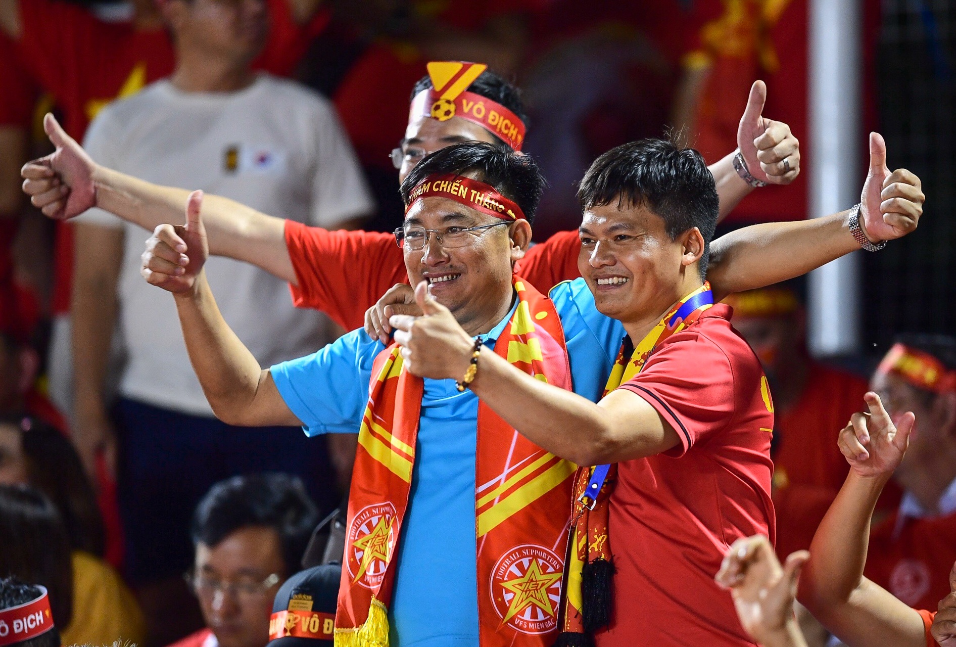 Sân Rizal Memorial tràn ngập sắc đỏ của CĐV Việt Nam ảnh 7 San Rizal Memorial tran ngap sac do cua CDV Viet Nam anh 7