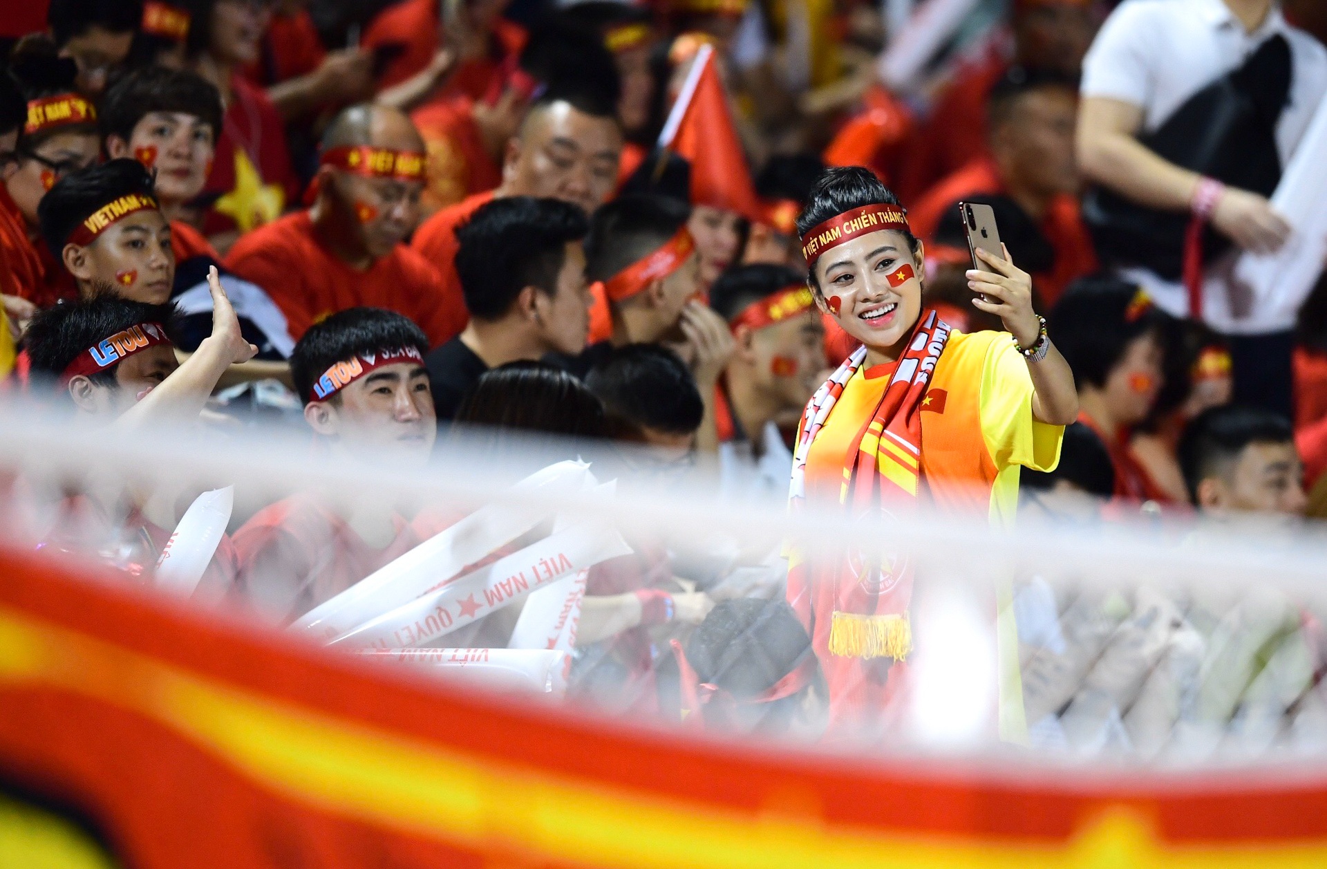 Sân Rizal Memorial tràn ngập sắc đỏ của CĐV Việt Nam ảnh 9 San Rizal Memorial tran ngap sac do cua CDV Viet Nam anh 9