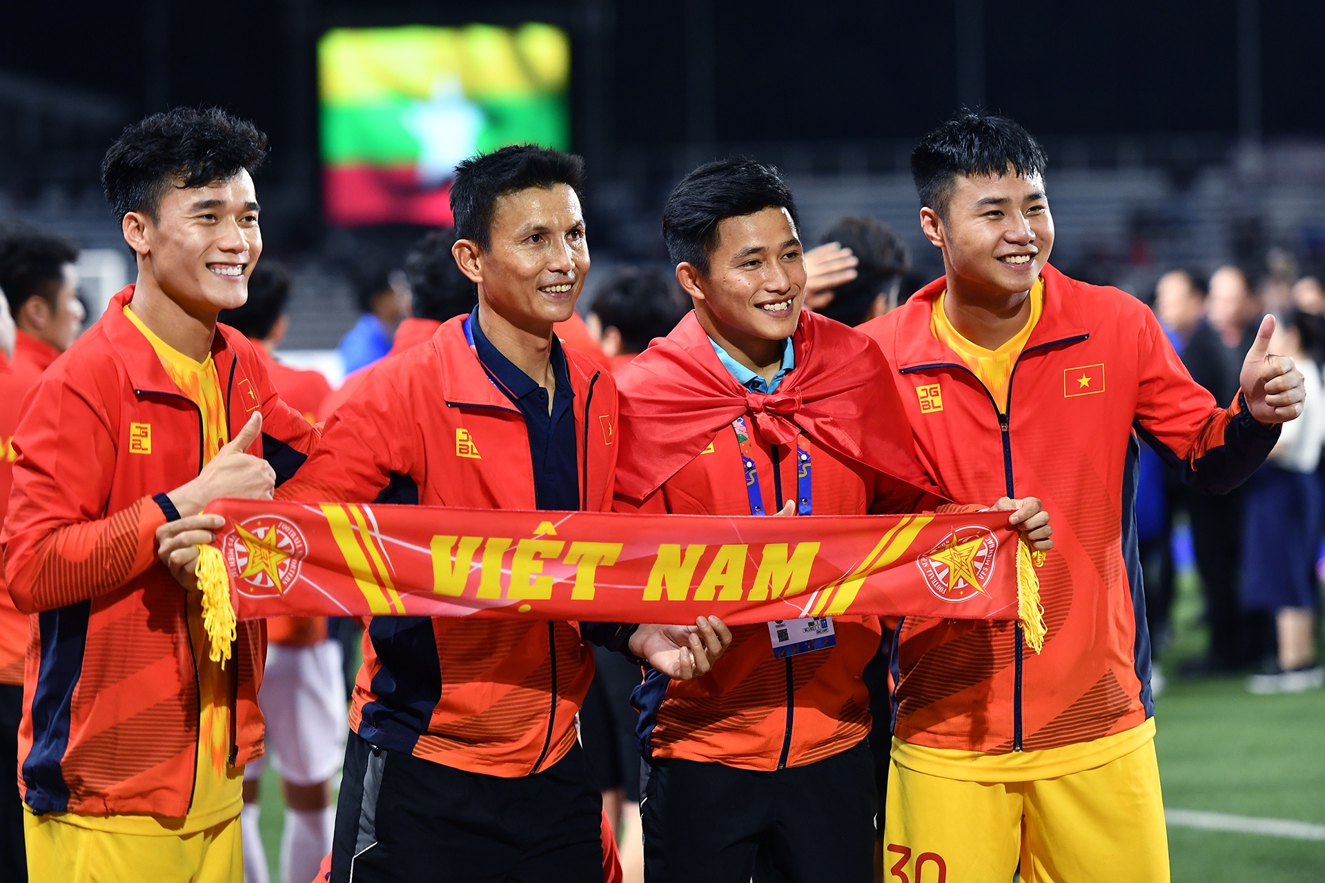 Khoanh khac lich su cua bong da Viet lan dau cham tay vao cup vang anh 7