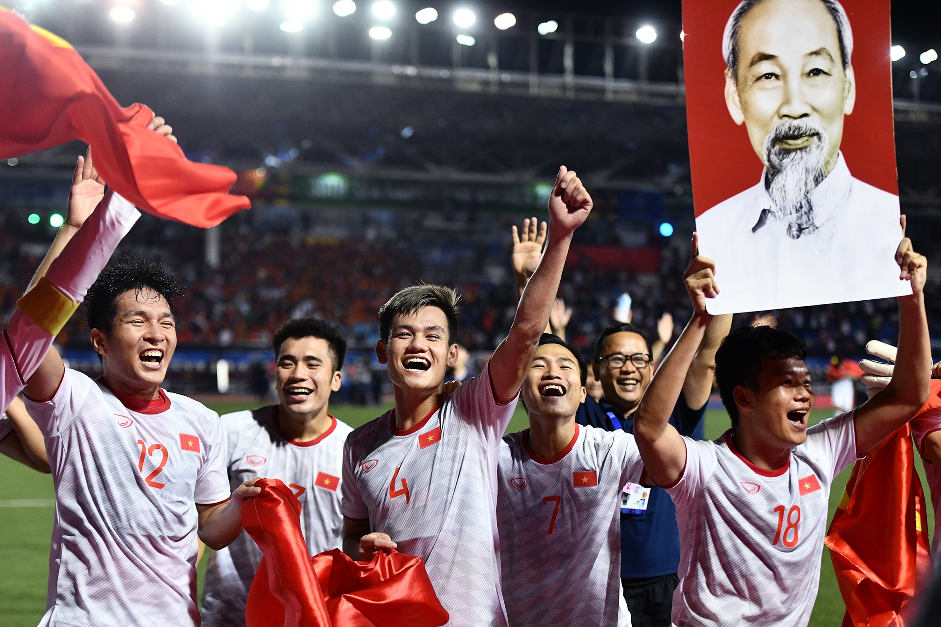 Khoanh khac lich su cua bong da Viet lan dau cham tay vao cup vang anh 8