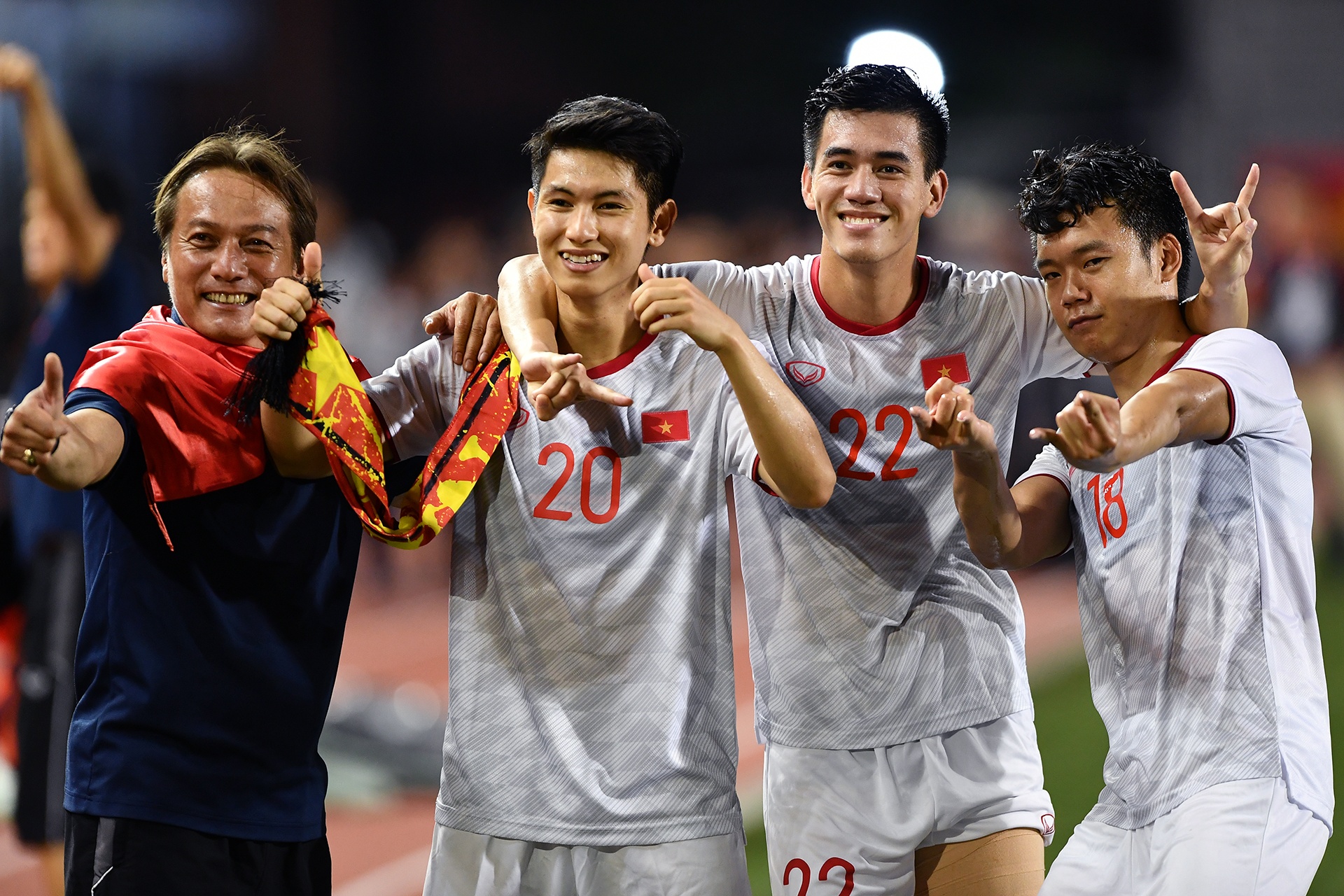 Khoanh khac lich su cua bong da Viet lan dau cham tay vao cup vang anh 6