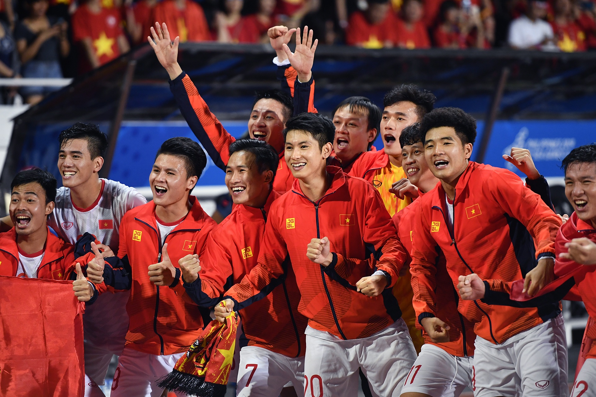 Khoanh khac lich su cua bong da Viet lan dau cham tay vao cup vang anh 12