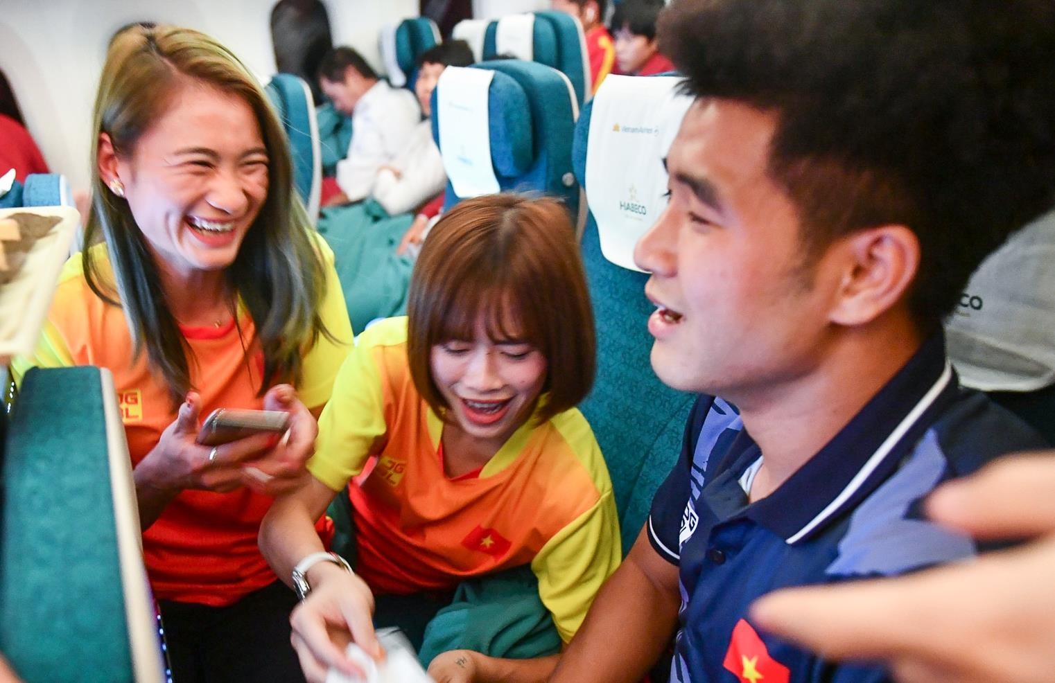 Nhung VDV doat huy chuong vang tren chuyen bay ve Viet Nam hinh anh