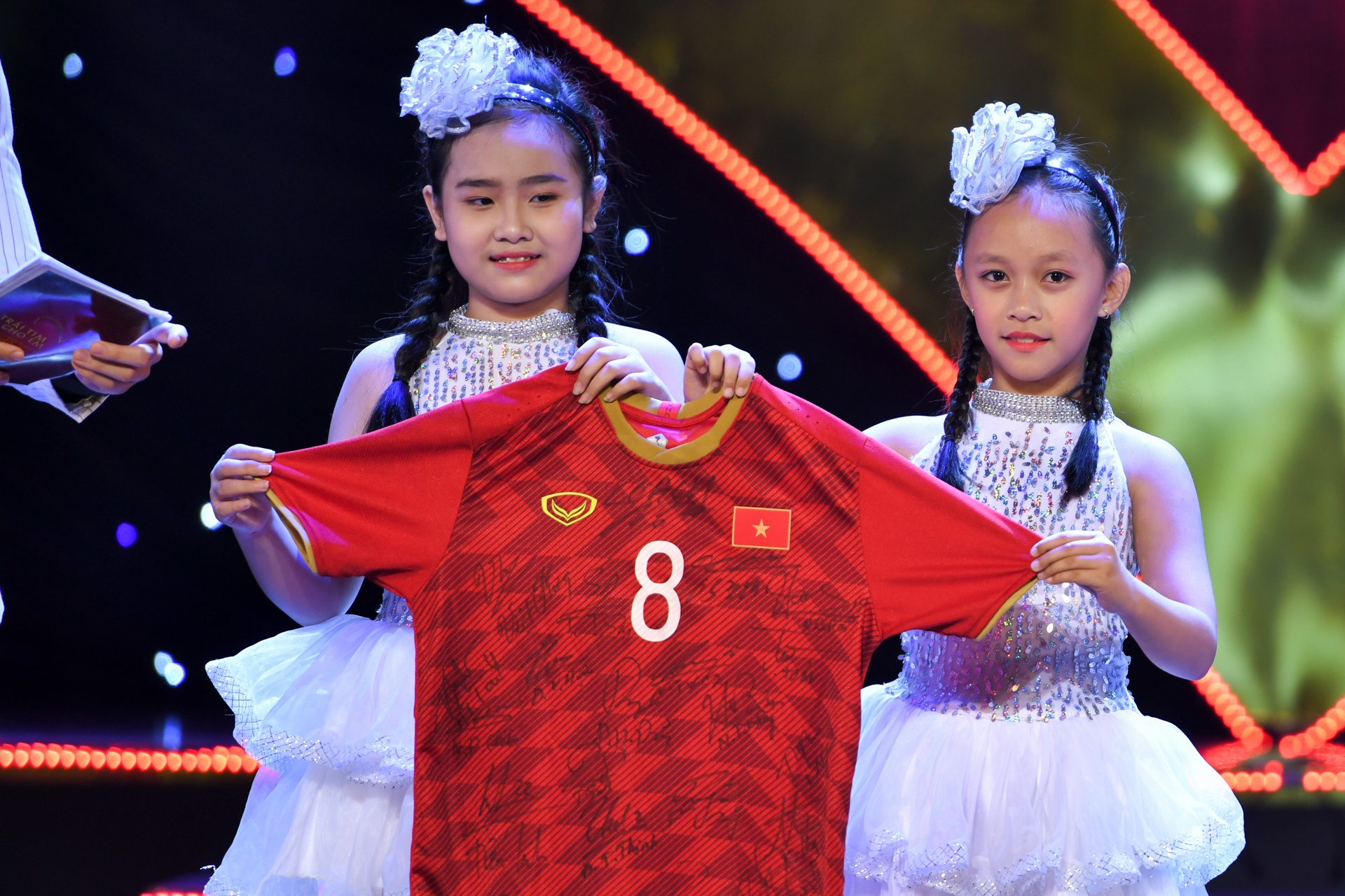 Cau thu U22 Viet Nam ban dau gia ao co chu ky ung ho tre bi benh tim hinh anh