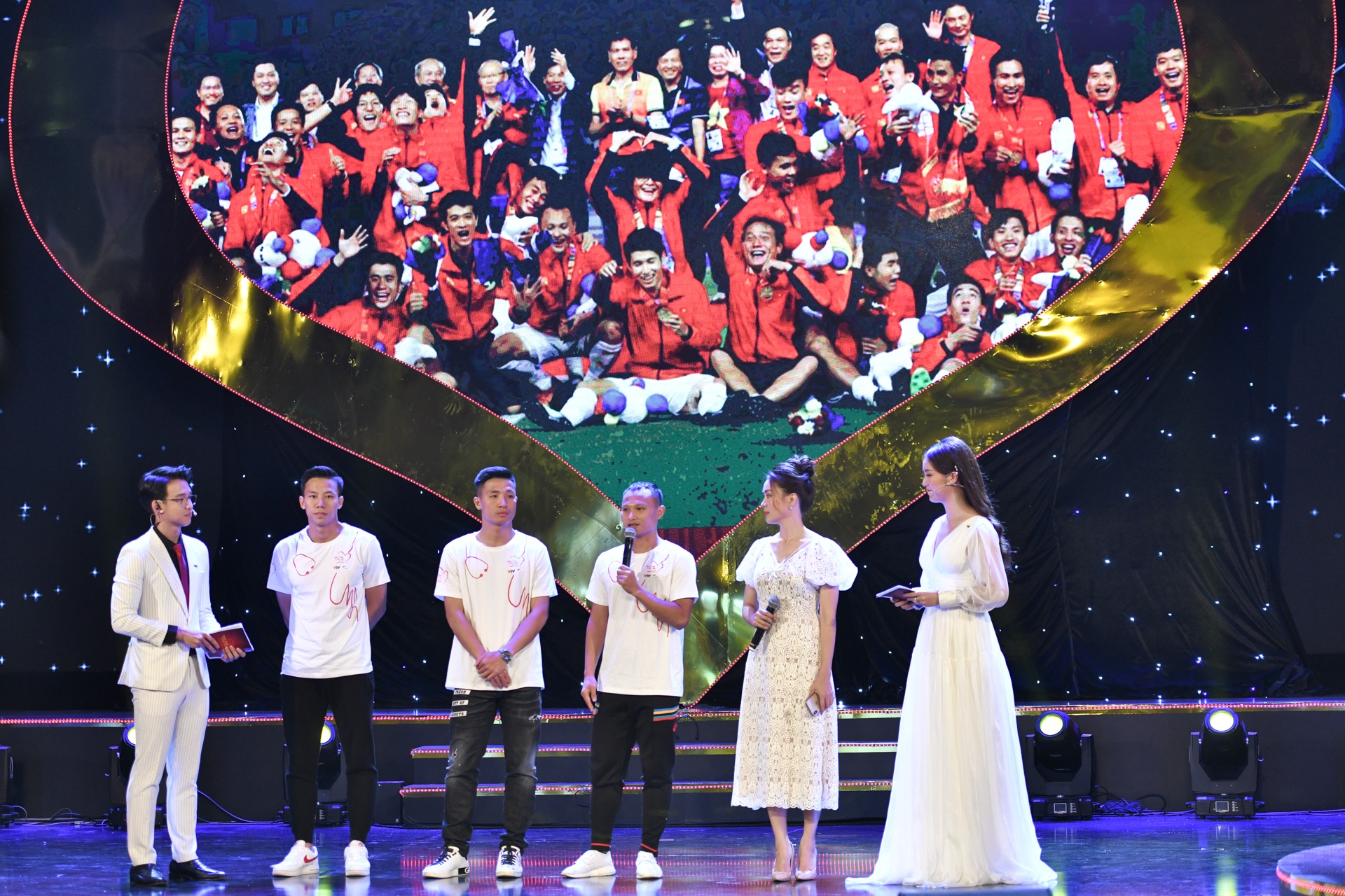 dau gia ao co chu ky ung ho tre em bi tim bam sinh anh 2