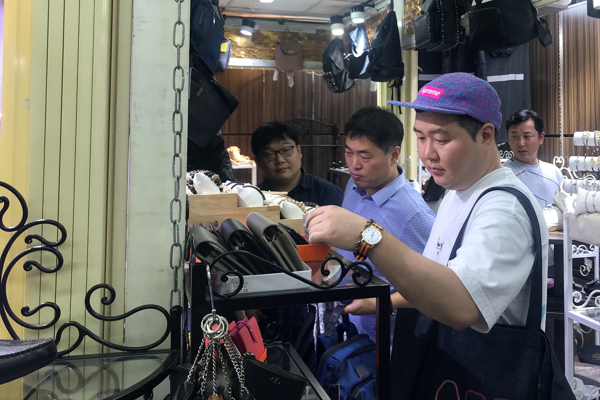 Ban Gucci, Dior gia vai tram nghin, shop dong cua ne kiem tra tai TP.HCM hinh anh