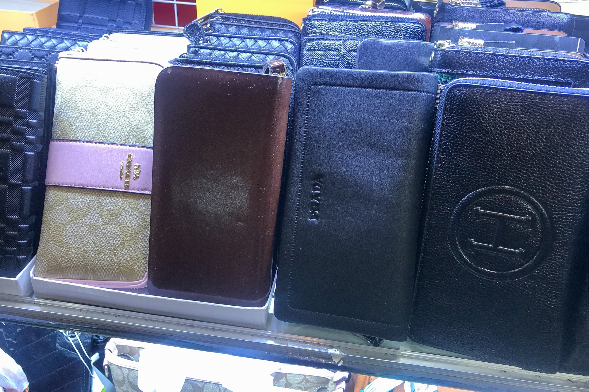 hàng nhái nhan nhản ở TP HCM ảnh 14 hang nhai nhan nhan o TP HCM anh 14