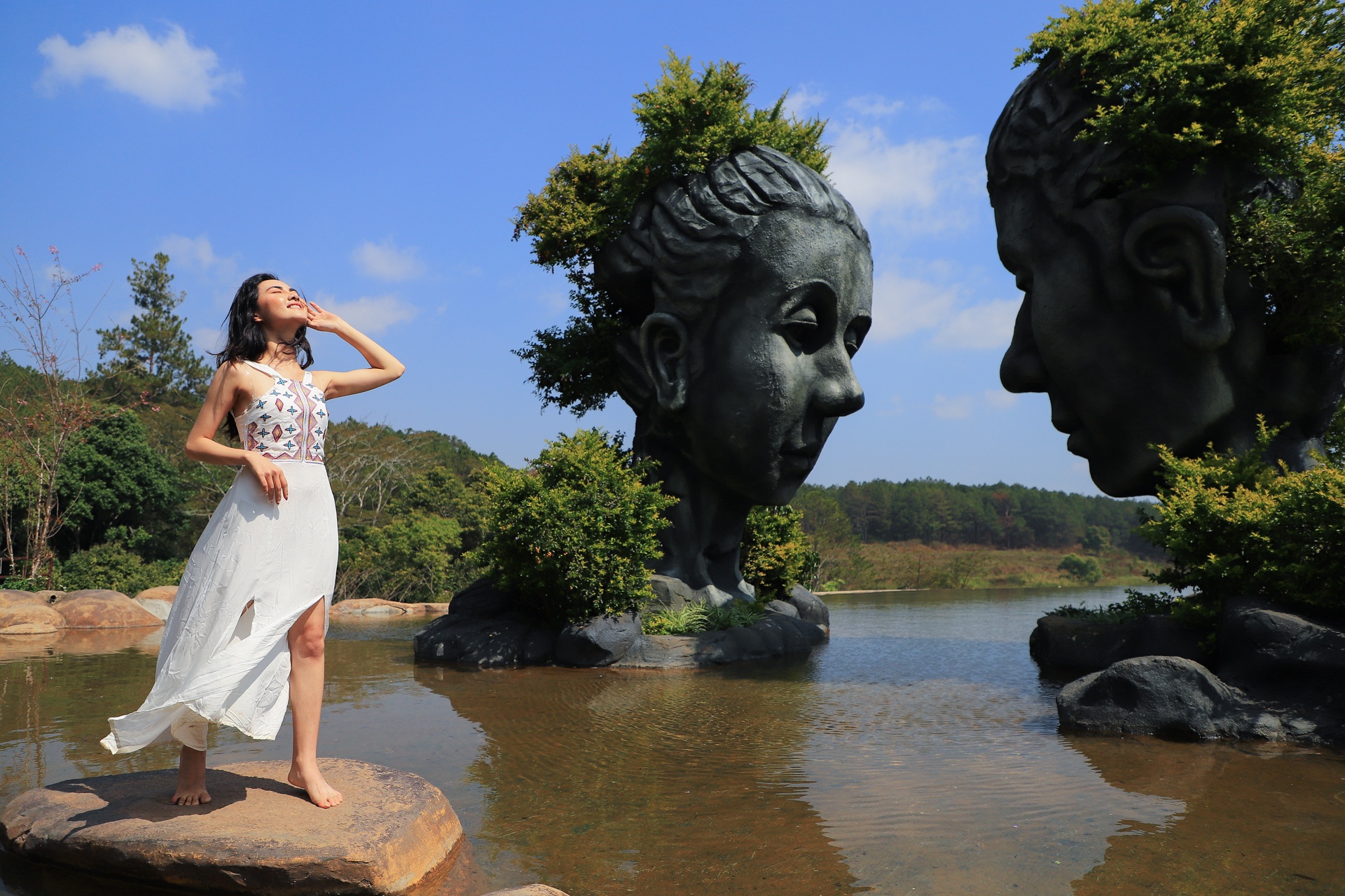 Mot ngay bung no cua top 10 thi sinh vong 2 cuoc thi 'Throw Back 2019' hinh anh