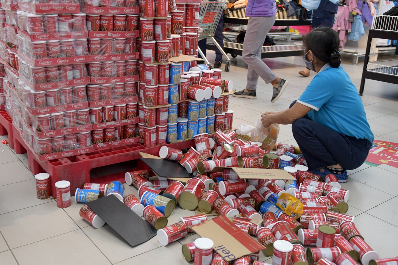 Chen lan vet hang sieu thi trong ngay chu nhat cuoi cung truoc Tet hinh anh