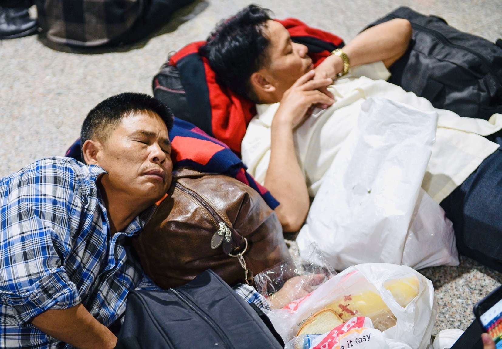 Va vat o Tan Son Nhat cho len may bay ve que an Tet hinh anh