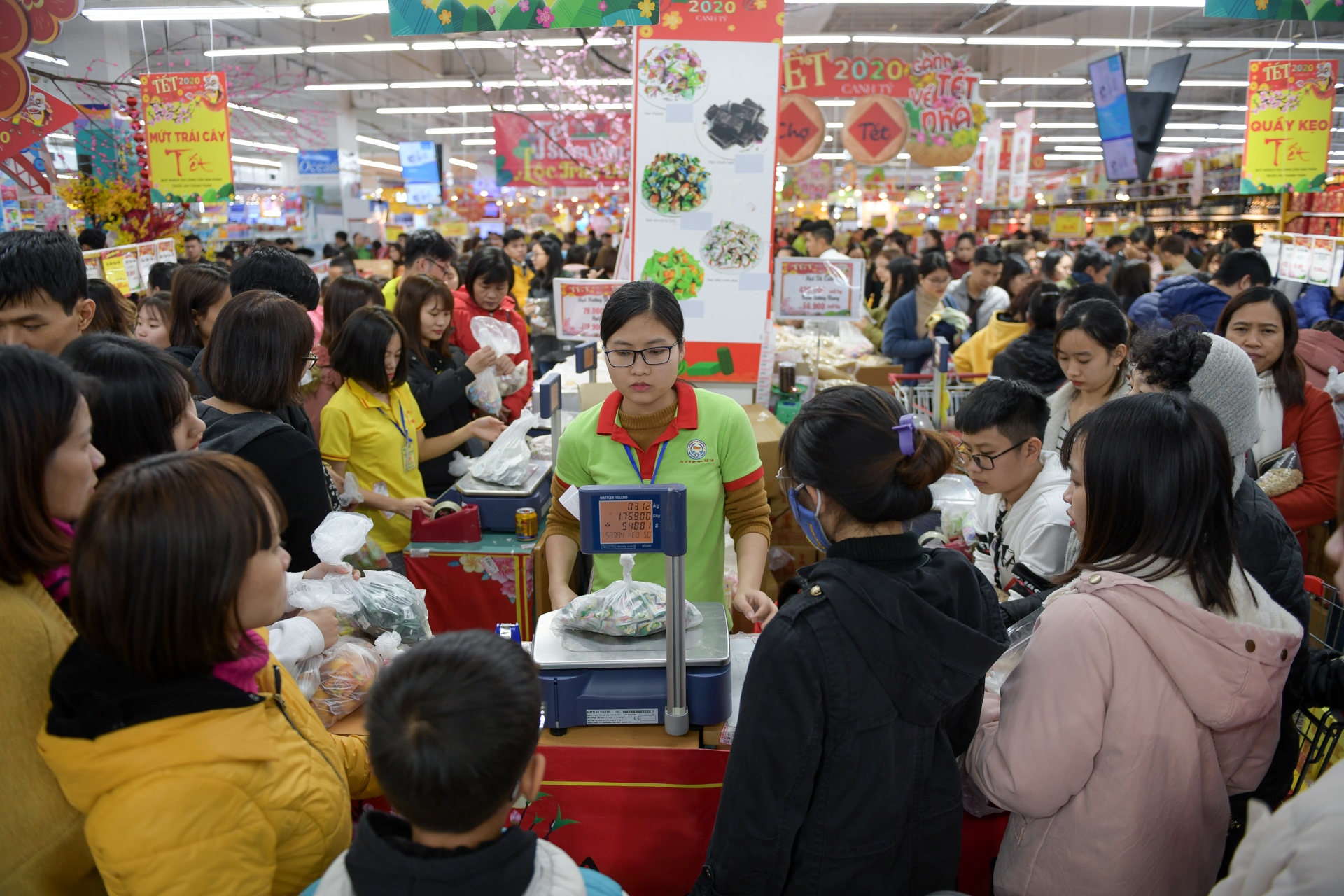 mua sam ngay tet nguyen dan anh 10