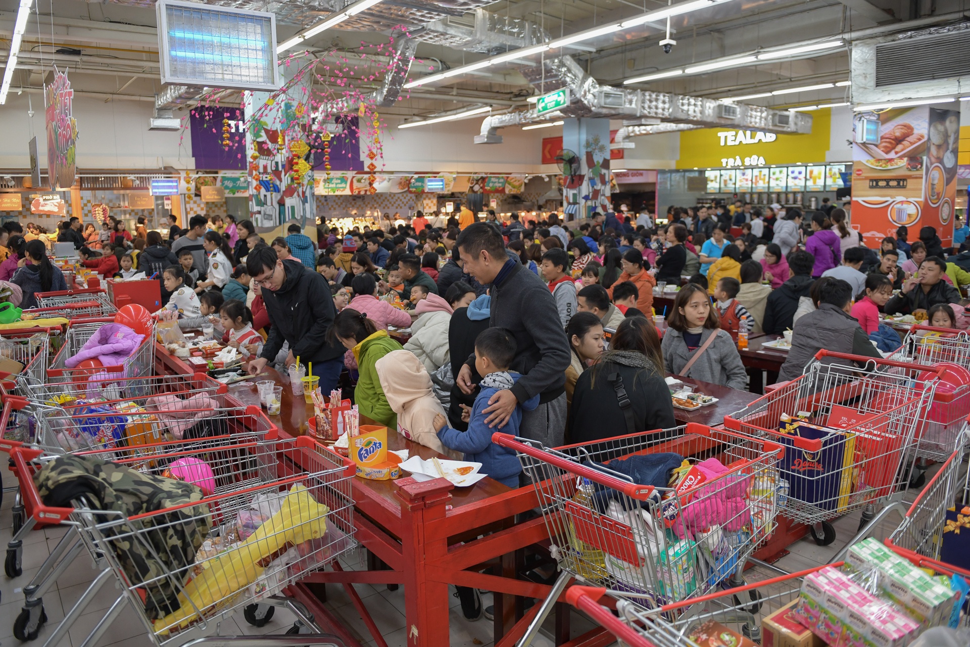 mua sam ngay tet nguyen dan anh 15