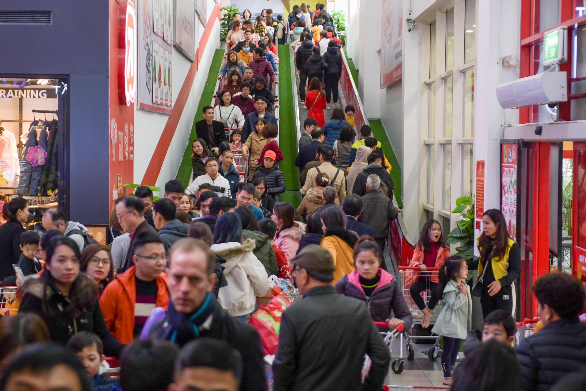 mua sam ngay tet nguyen dan anh 1