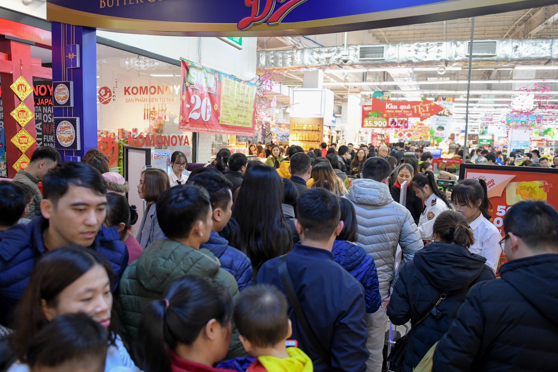 mua sam ngay tet nguyen dan anh 2