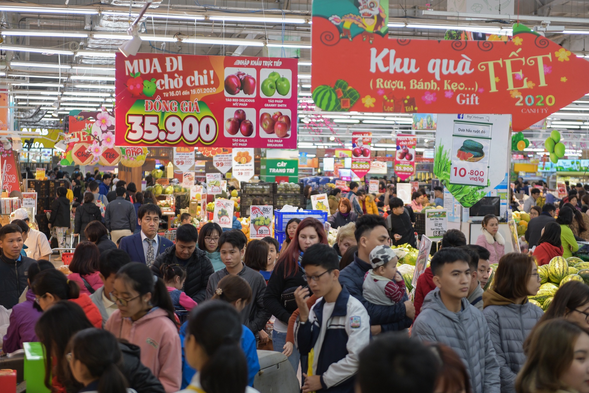 mua sam ngay tet nguyen dan anh 4