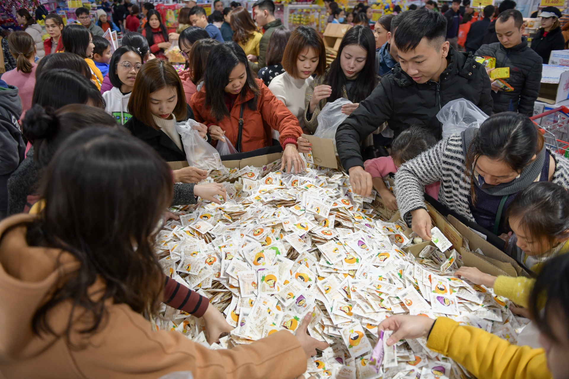 mua sam ngay tet nguyen dan anh 7