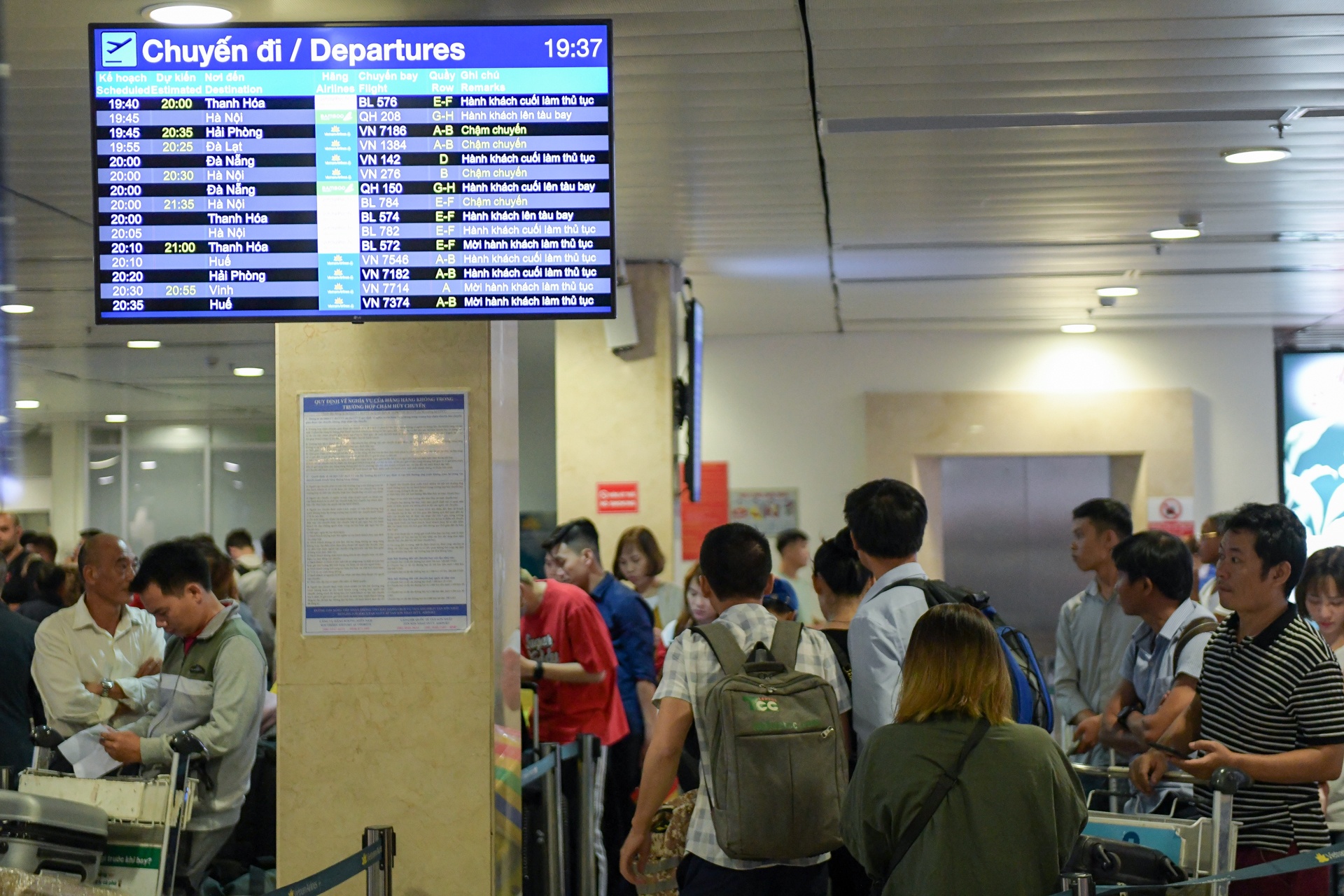 tan son nhat dong duc ngay tet anh 2