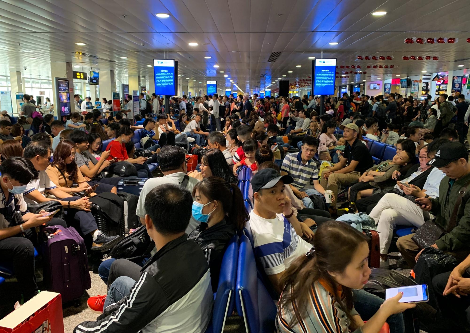 san bay tan son nhat dong duc ngay tet anh 1