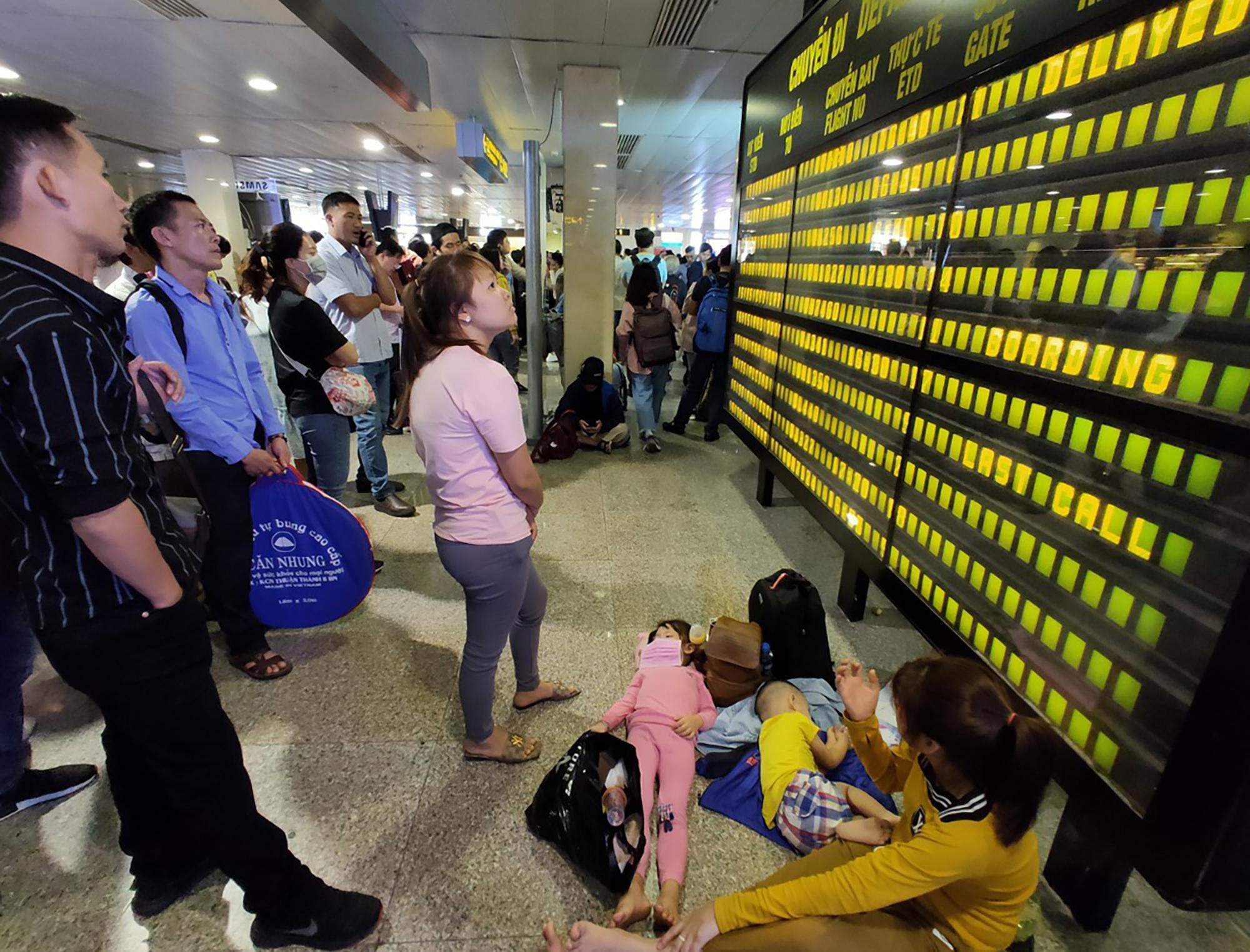 Hanh khach nam la liet tai san bay Tan Son Nhat chieu 28 Tet hinh anh