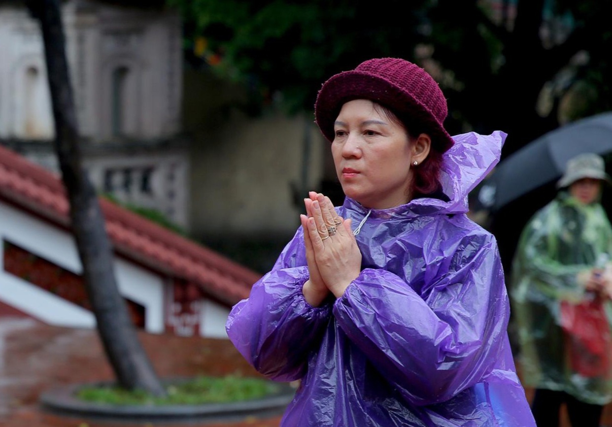 Nguoi dan doi mua di chua Huong chieu mung 1 Tet hinh anh