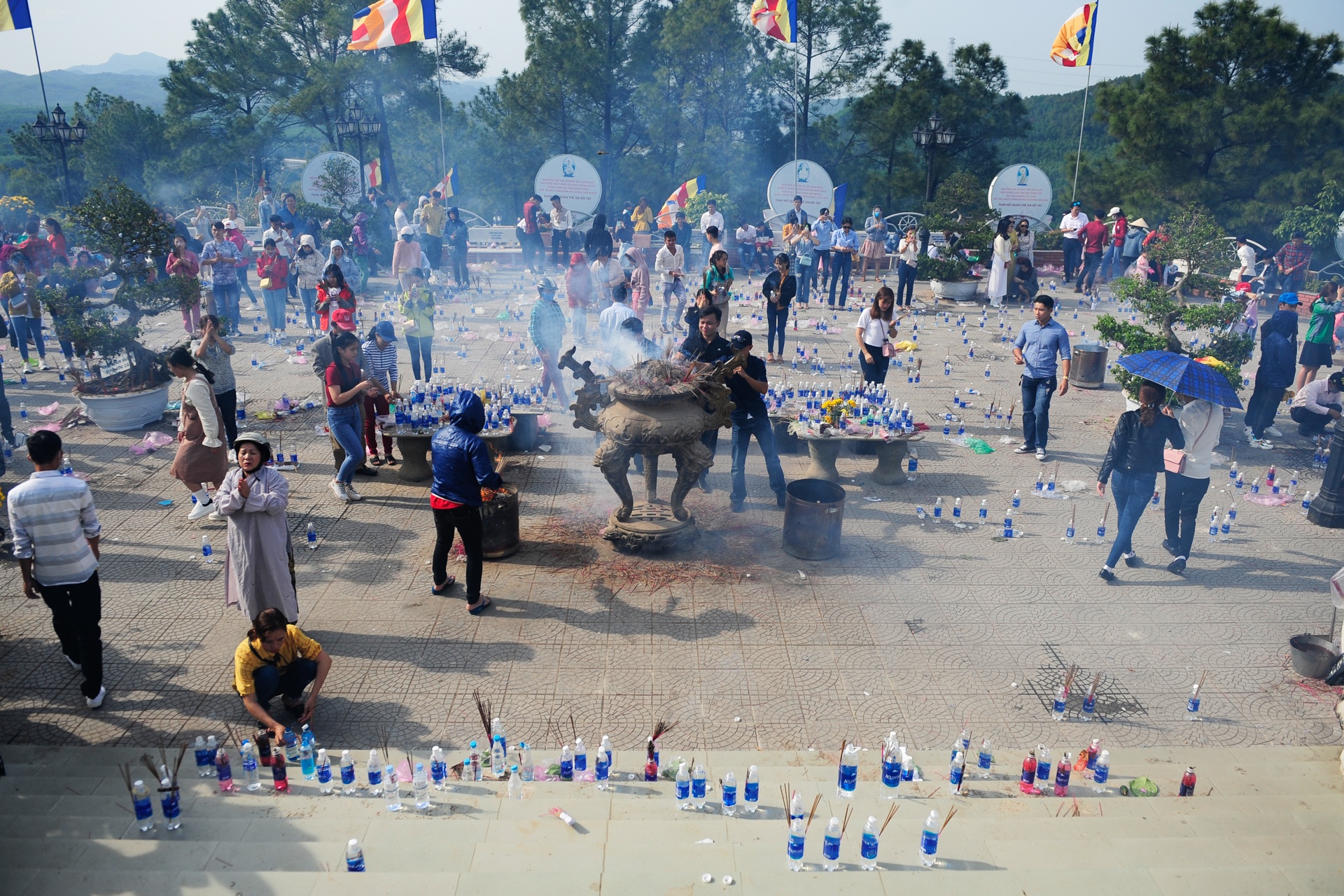 rac thai ngay dau nam anh 1