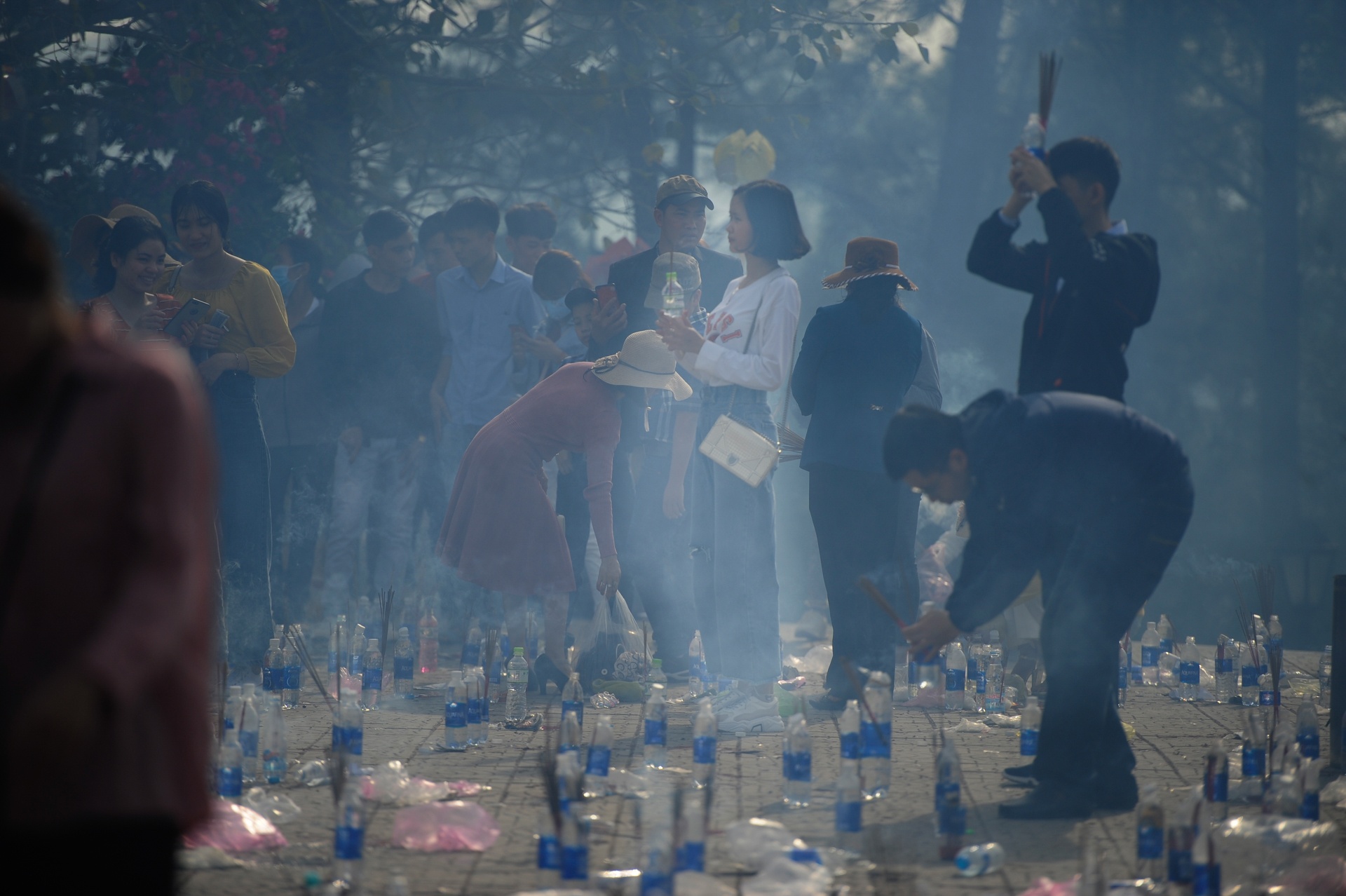 rac thai ngay dau nam anh 2