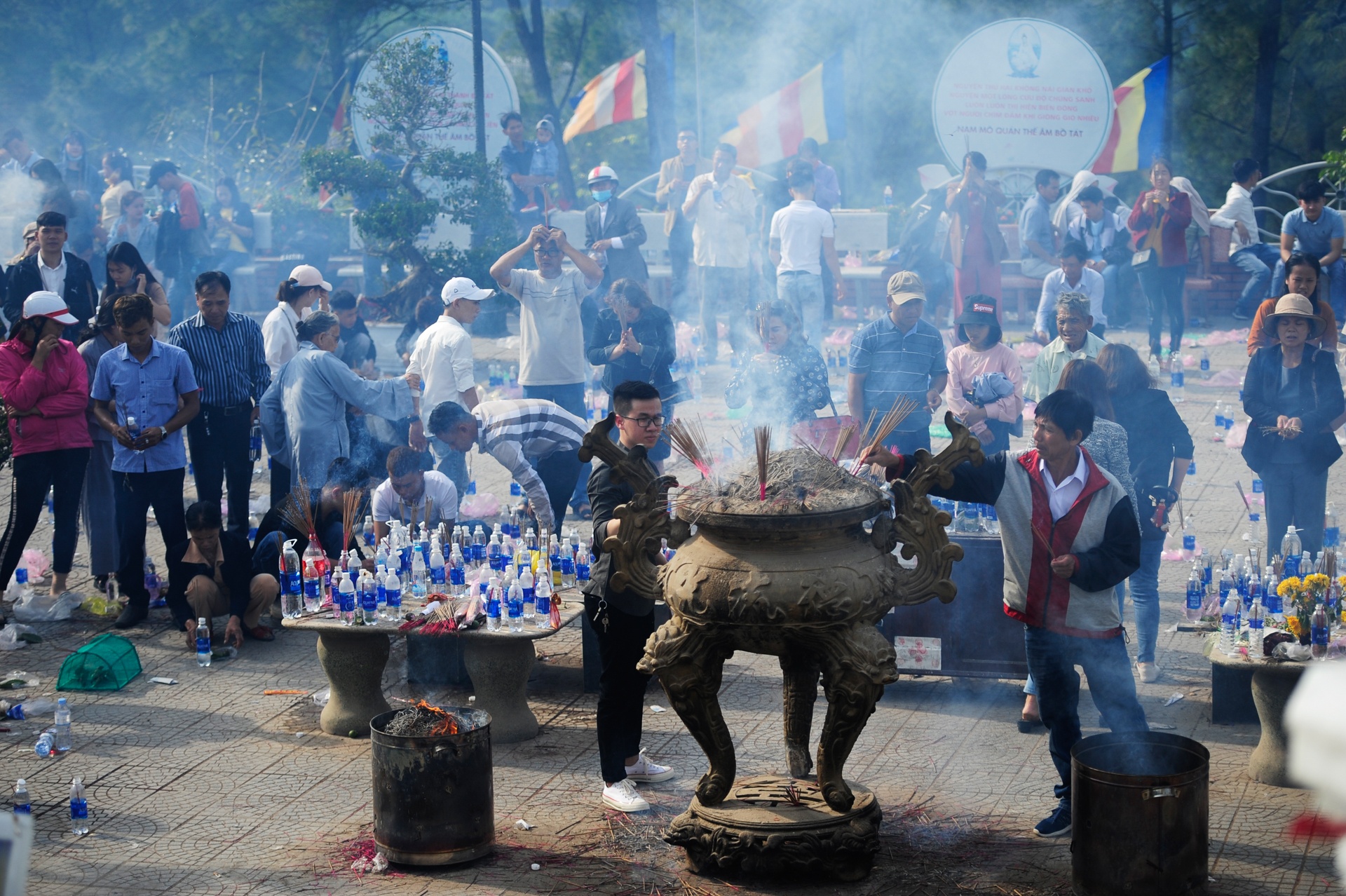 rac thai ngay dau nam anh 6