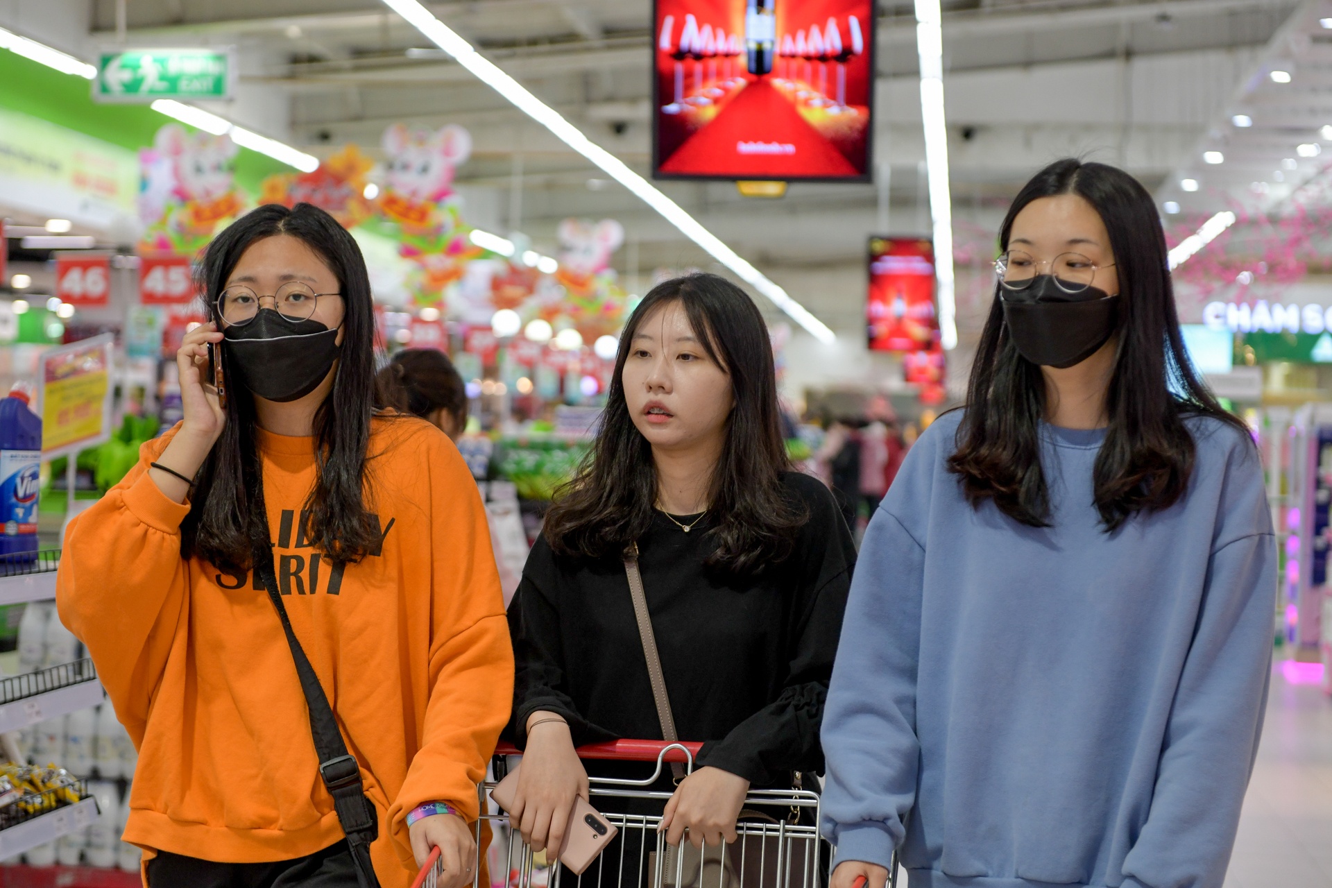 Rau cu rong ke, khau trang chay hang sau Tet hinh anh