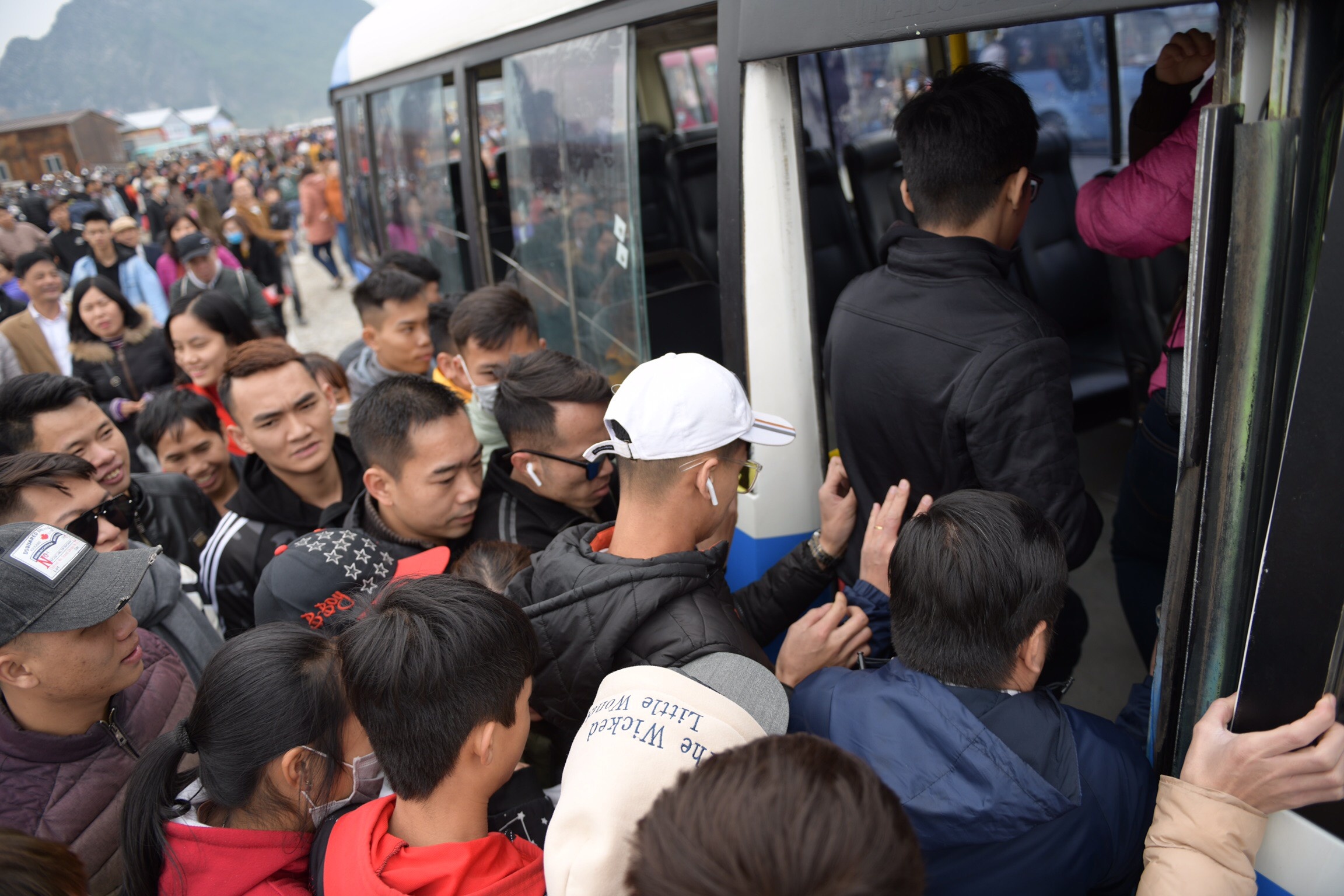 Chen lan mua ve xe vao chua Tam Chuc hinh anh