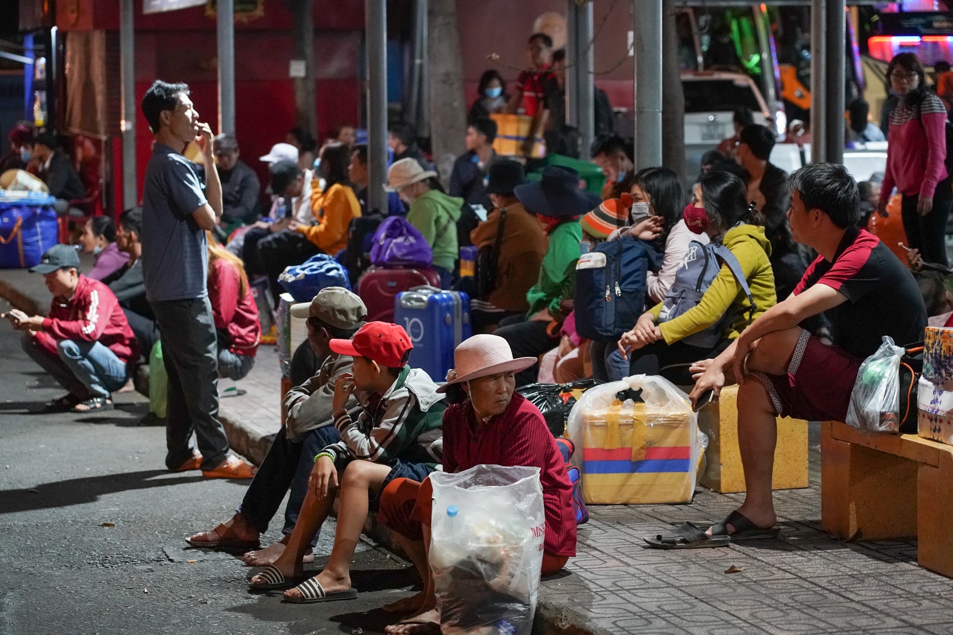 nguoi dan tro lai thanh pho sau tet anh 10