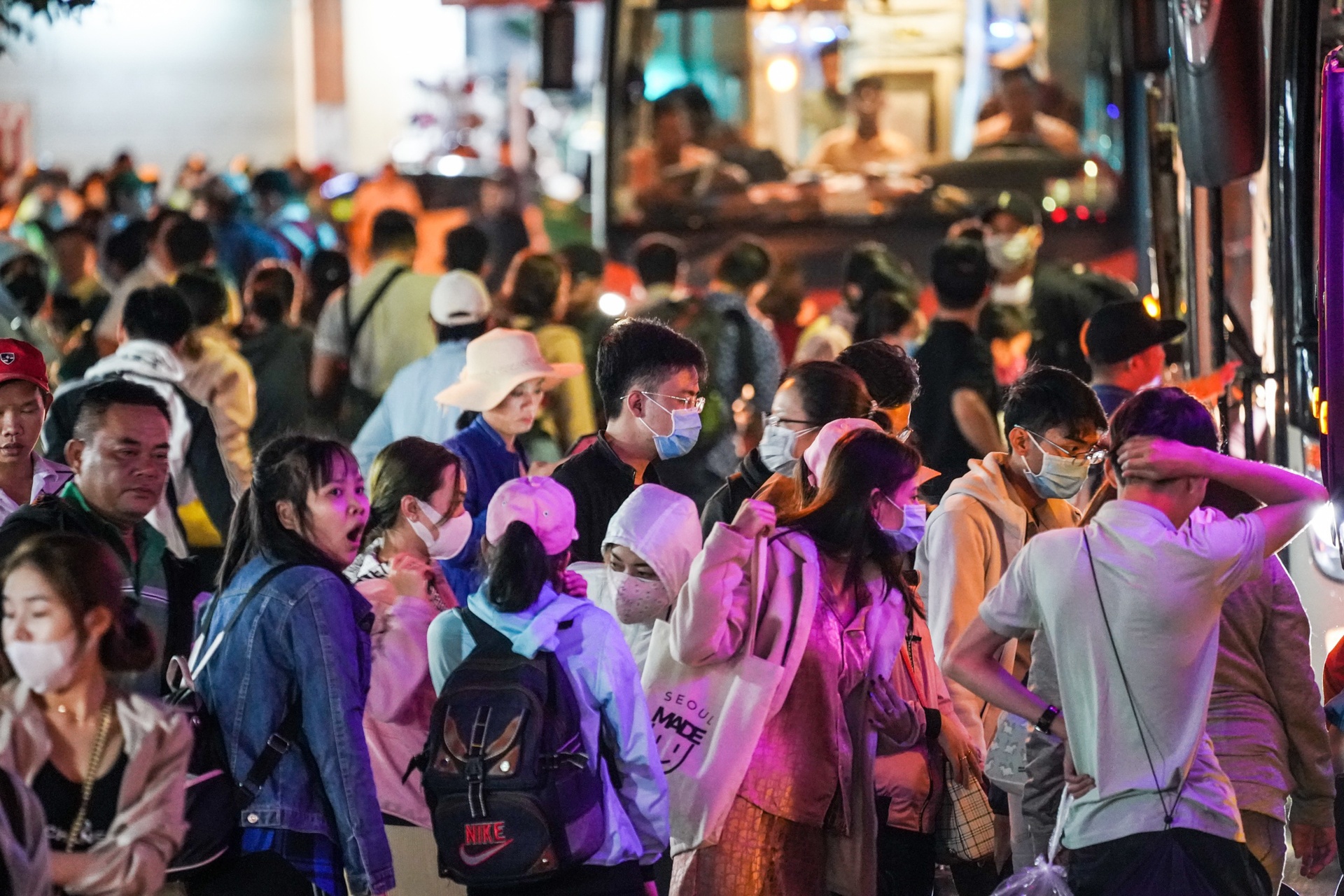 nguoi dan tro lai thanh pho sau tet anh 1