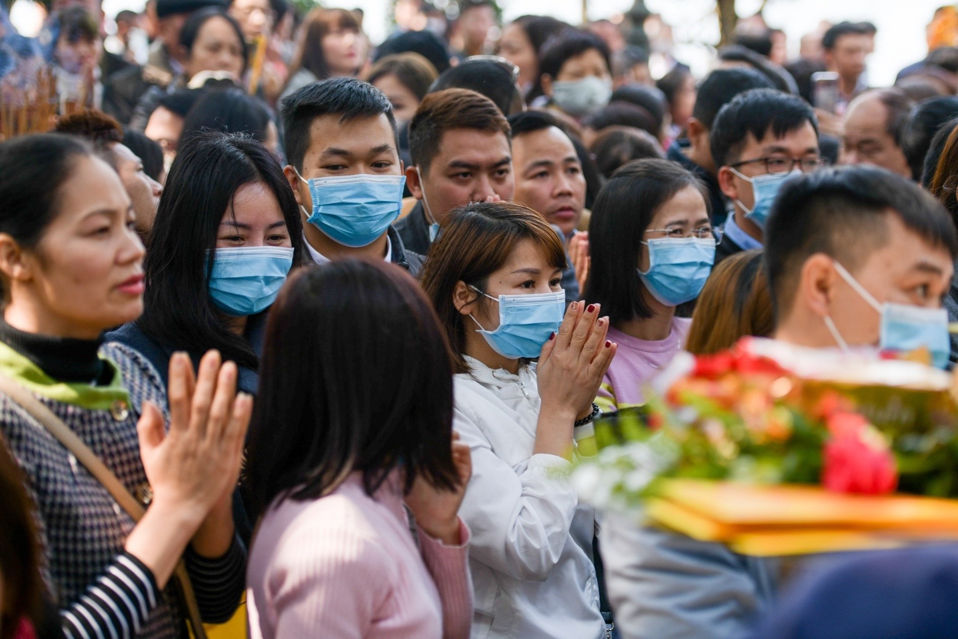 Bit kin mat le phu Tay Ho ngay dau di lam, khau trang ban tai cua den hinh anh