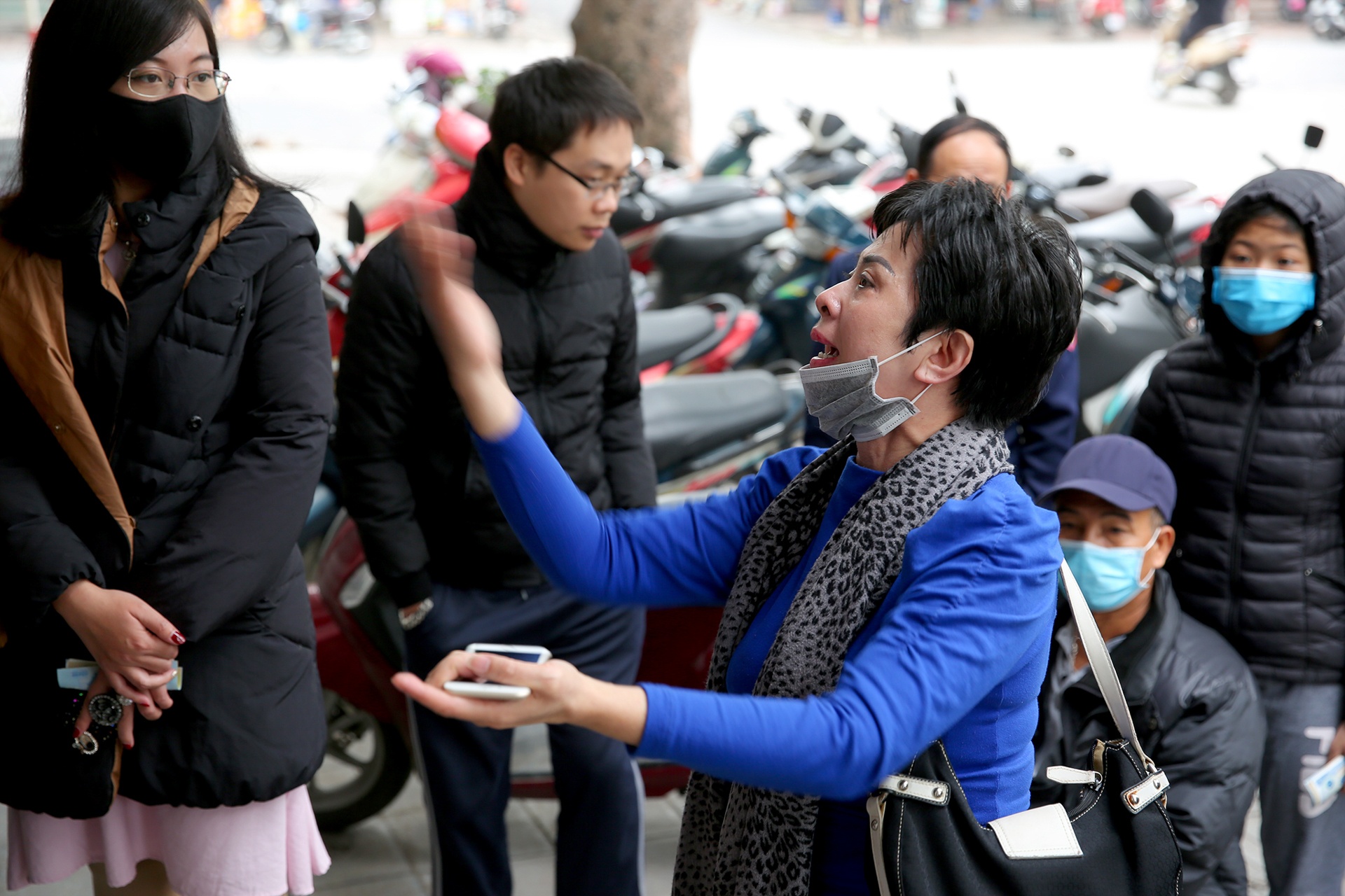 xep hang mua khau trang anh 12