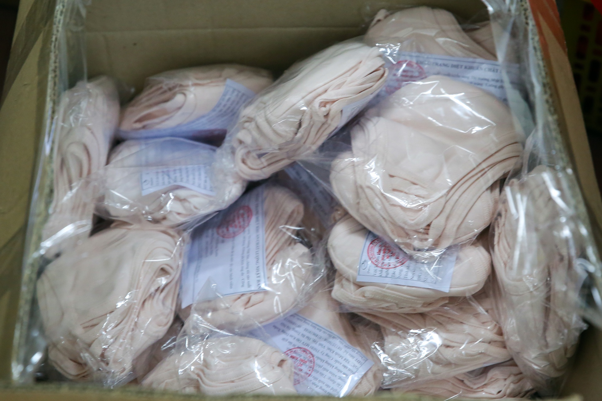 xep hang mua khau trang anh 4