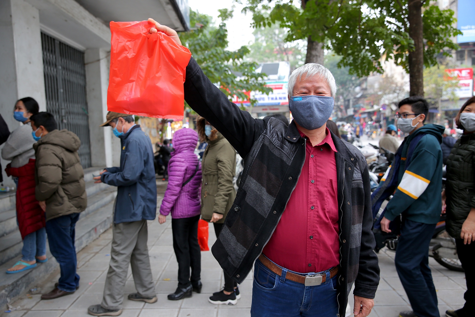 xep hang mua khau trang anh 11