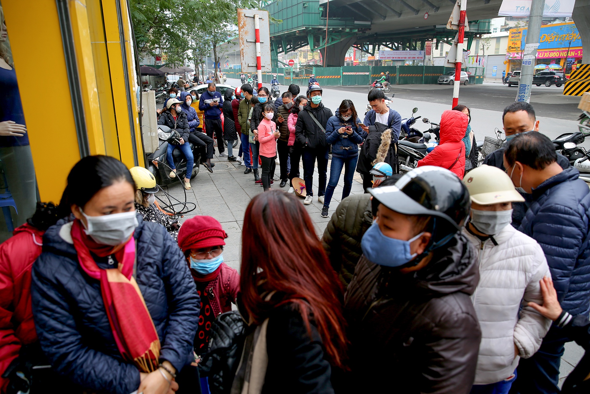 Xep hang 3 tieng de mua khau trang vai su dung 30 lan hinh anh