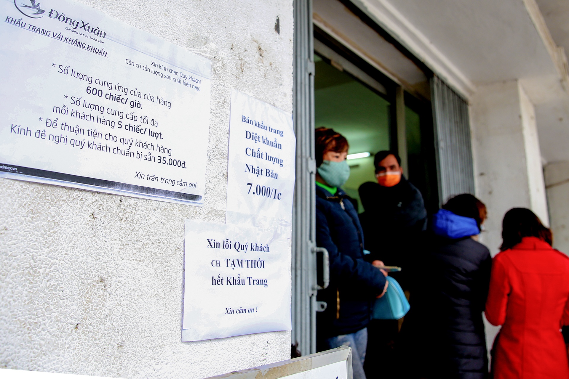 xep hang mua khau trang anh 3